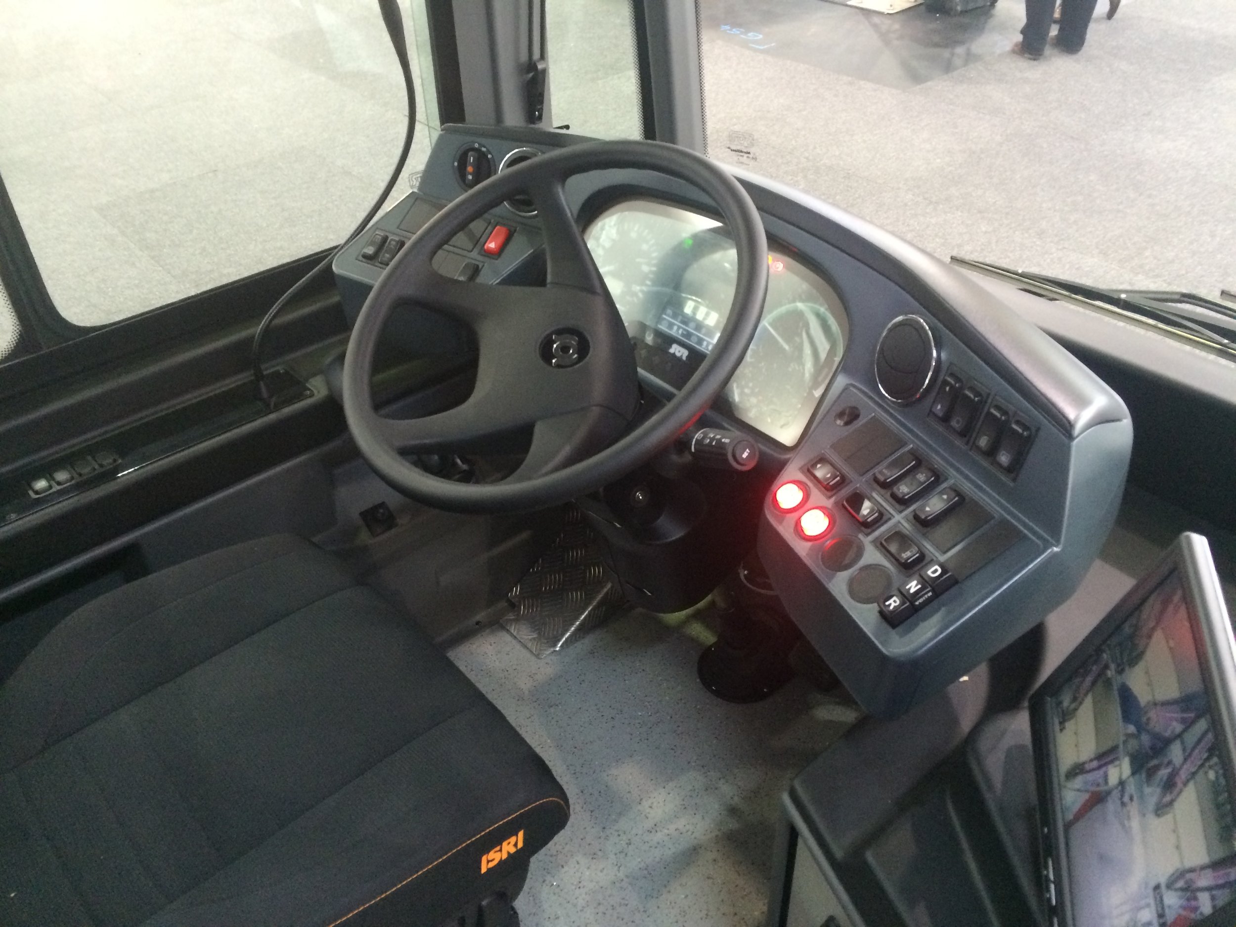 Stanoviště řidiče nového elektrobusu SOR. (foto: Libor Hinčica)