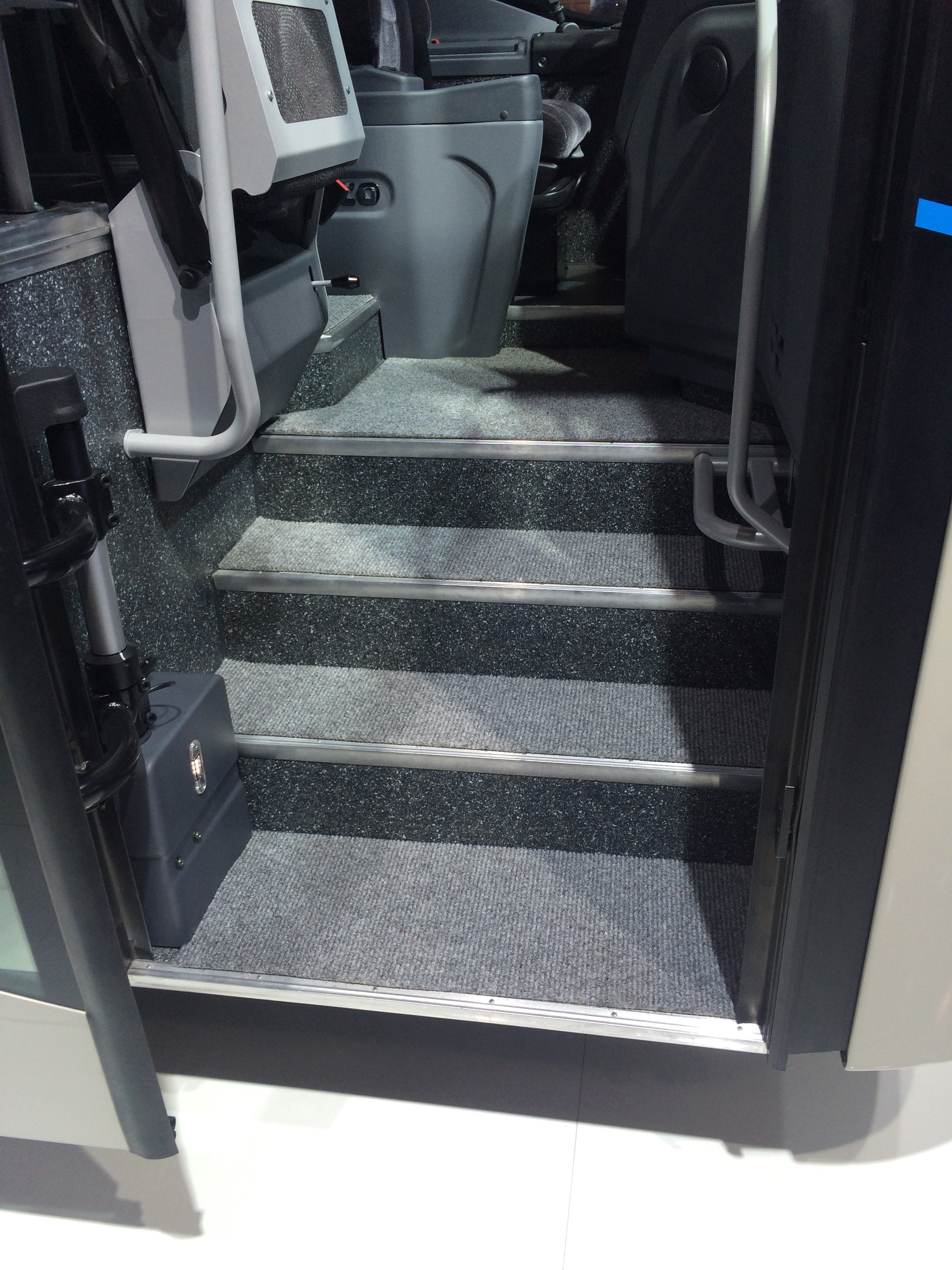 Při vstupu do autobusu je nutné překonávat několik schůdků. (foto: Libor Hinčica) 