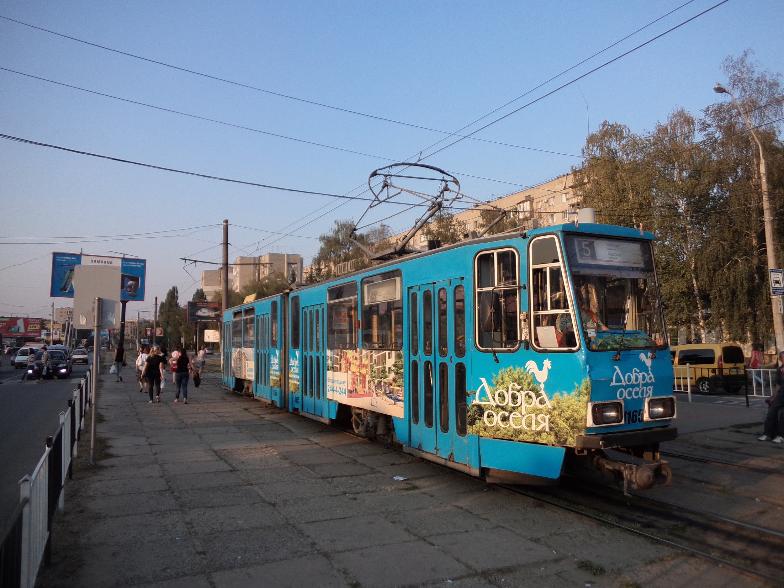 Tramvaj linky č. 5 na konečné Akvapark. Trať sem vedoucí také volá po své rekonstrukci...
