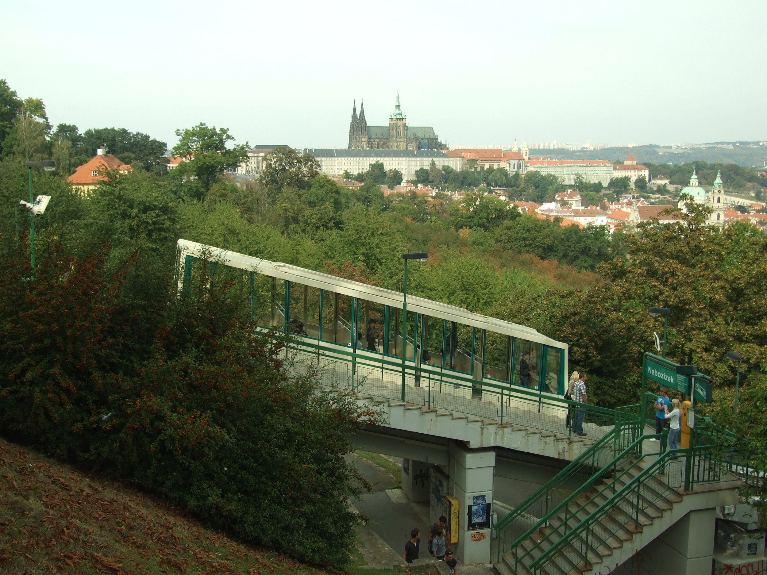 Lanovka na Petřín patří mezi atrakce Prahy. Vhodně propojuje její památky a nabízí úchvatné pohledy na město. (foto: Wikipedia.org)