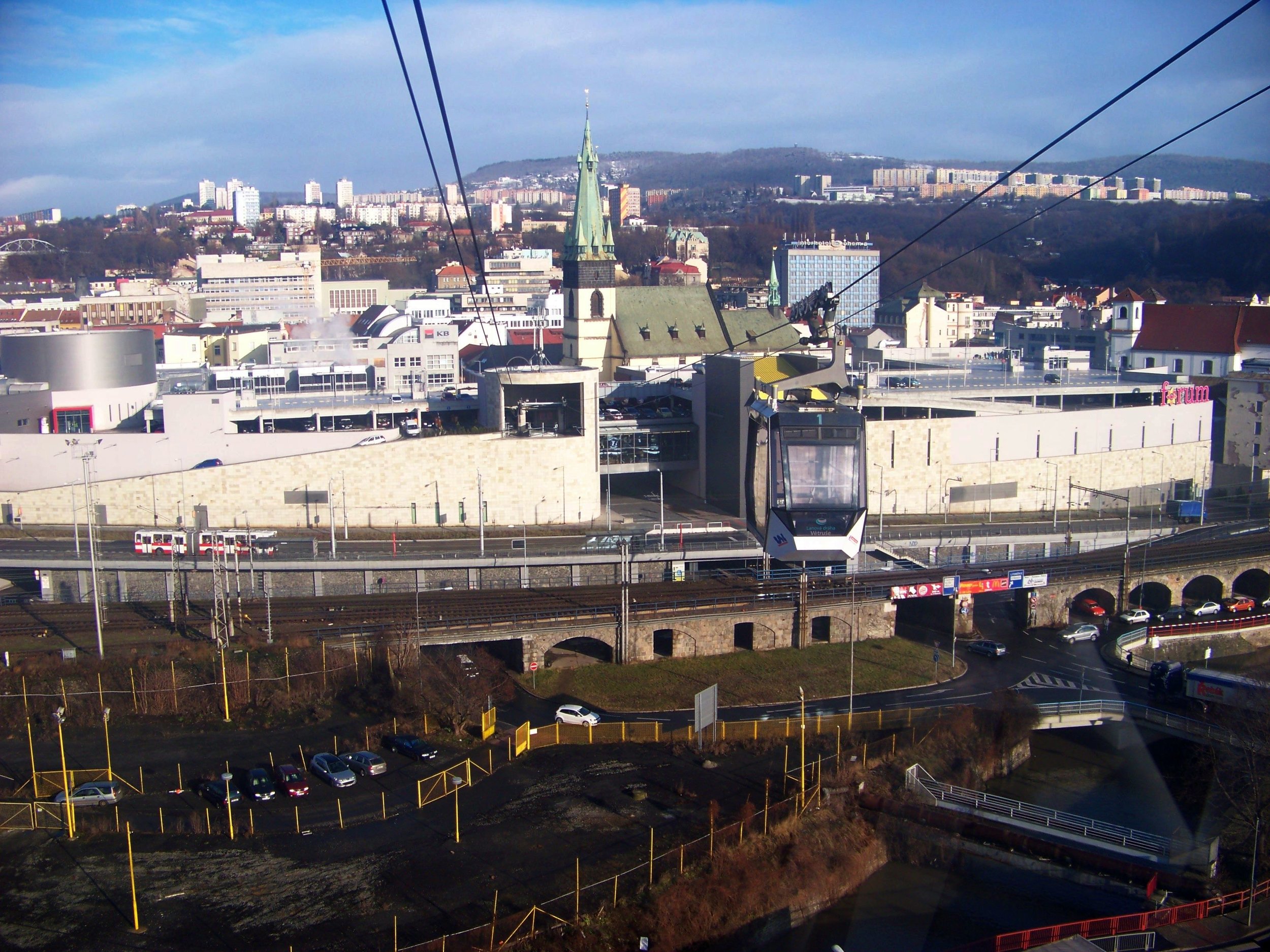 Svou lanovku si nedávno postavilo Ústí nad Labem. Vede z centra města (obchodního centra) směrem k "zámečku" Větruše. V tomto případě lanovka bezpochyby umožnila vylepšit dopravní spojení. Na Větruši se totiž původně prakticky dostat nedalo, ačkoli se jedná o místo s výhledem na město, restaurací a počátkem řady turistických tras, které slouží pro nenáročné výlety Ústečanů. Už jen fotografie prozrazuje, jaké překážky musel zájemce o cestu na Větruši před spuštěním lanovky překonávat - silnice, železnice, další silnice, řeka, další silnice... Poté ještě čekalo stoupání serpentinami do kopce. Přesto - lanovka sveze ročně okolo 195 000 pasažérů a na jízdném se vybere okolo 2,8 mil. Kč. Další cca 2,2 milióny korun ovšem musí přisypat do provozu lanovky ještě město. Jízda lanovkou přitom trvá jen 1,8 minut a v provozu jsou jen dvě kabinky. (zdroj: Wikipedia.org) 