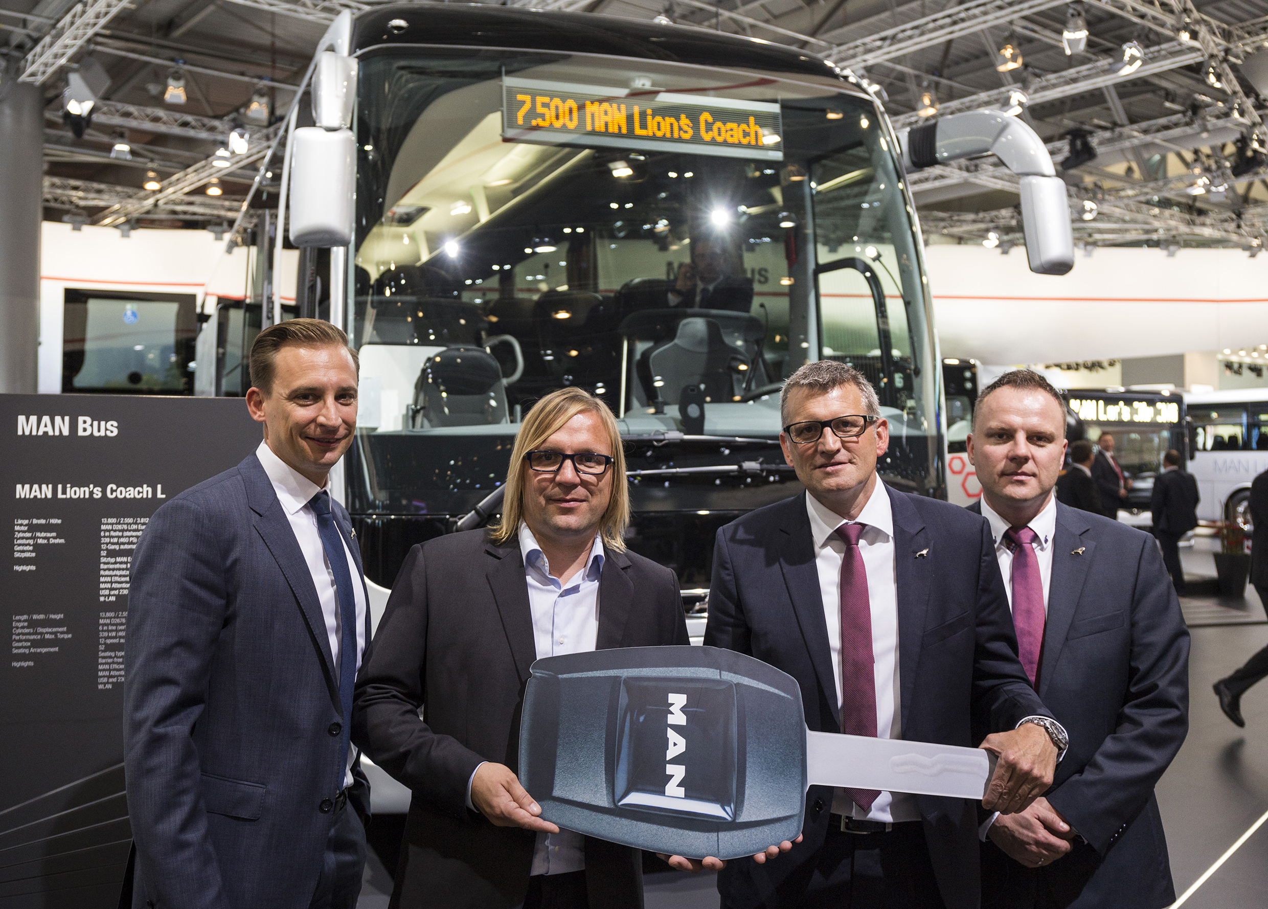 Symbolické předání klíče k 7 500. autobusu MAN Lion's Coach na veletrhu IAA v Hannoveru. (foto: MAN Truck & Bus)