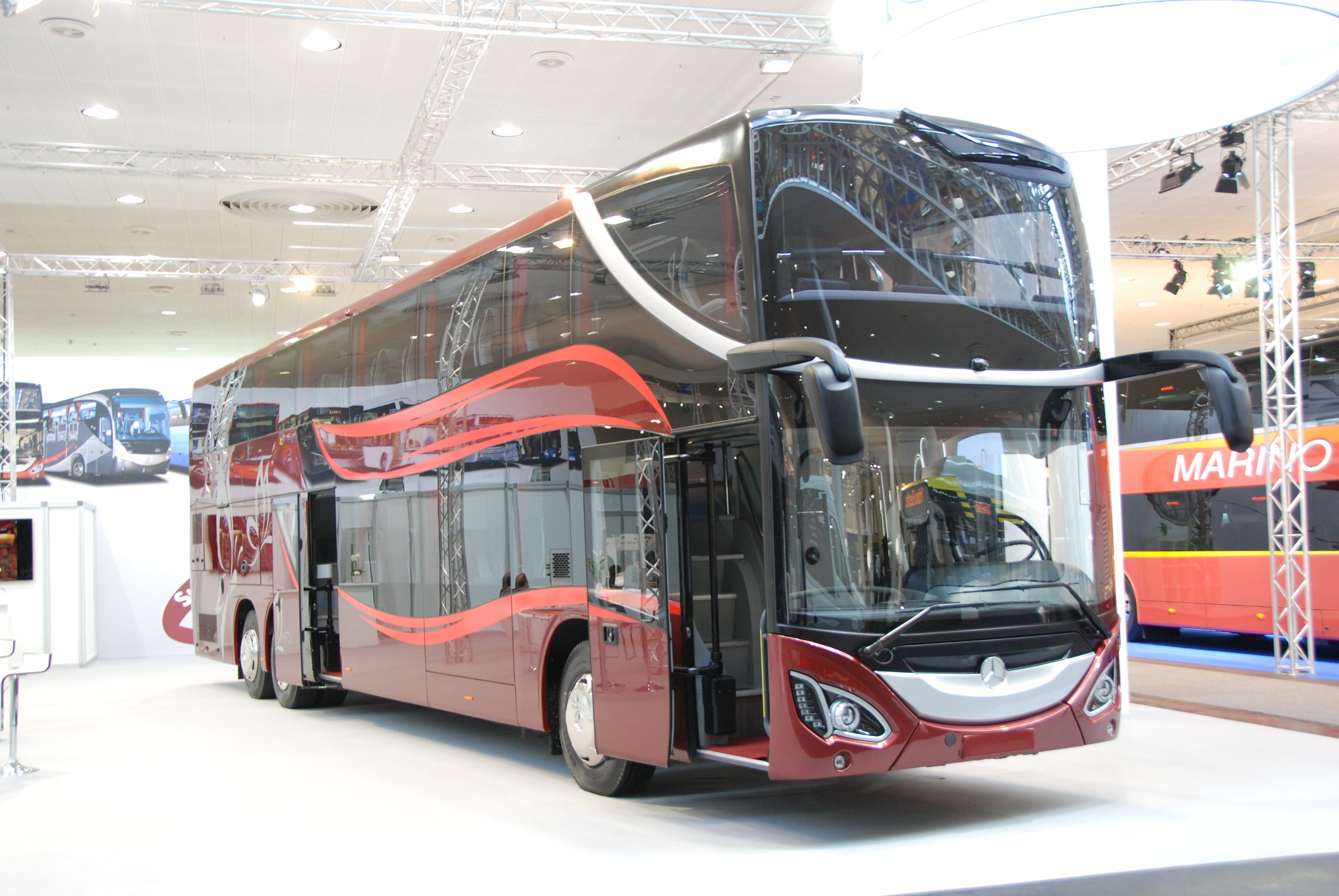 EvoBus staví patrové autobusy pouze na podvozku Setry (typ S431 DT). Na IAA však bylo možné nalézt i patrový Mercedes. Ten však není originálním produktem EvoBusu, ale výsledkem práce nástavbáře. (foto: Libor Hinčica)