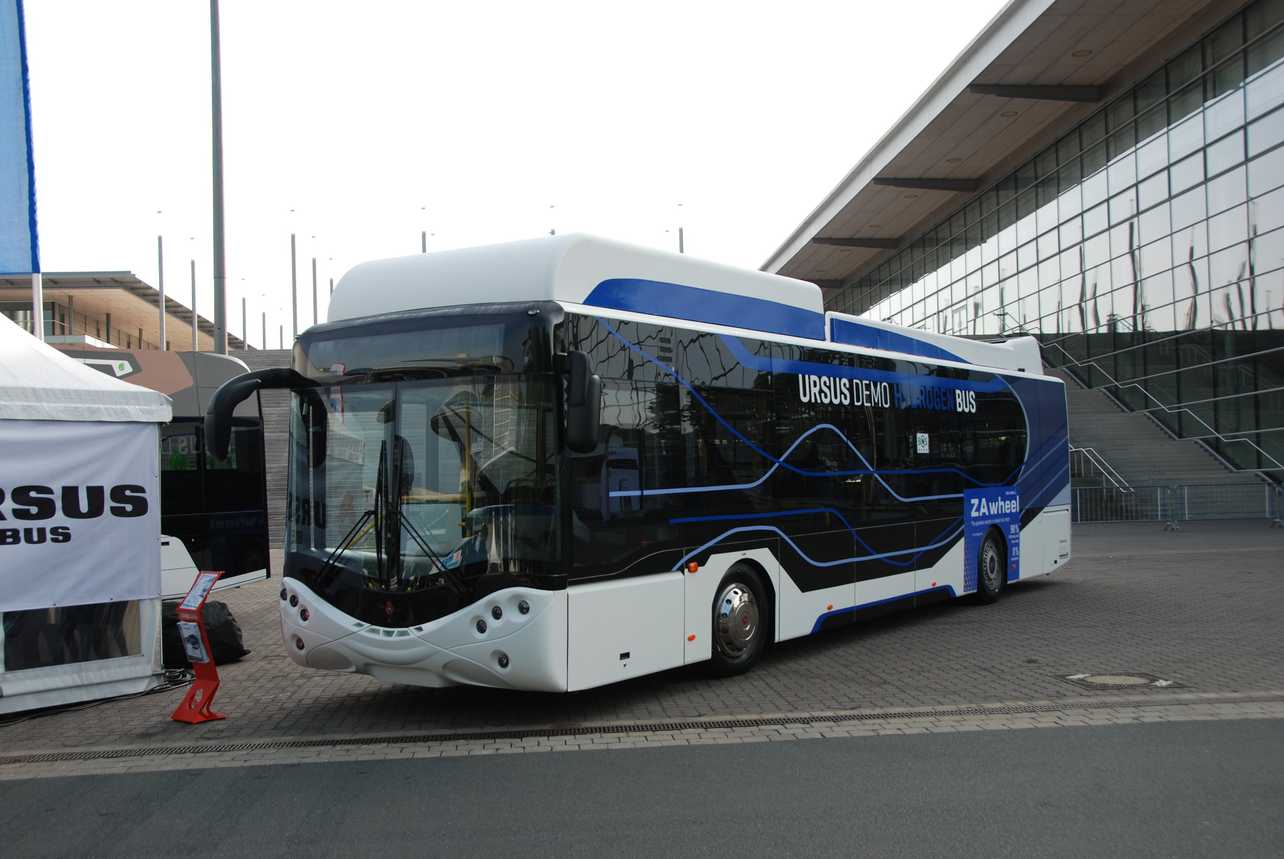 Na venkovní ploše se představila polská společnost Ursus, která předvedla svůj vodíkový autobus postavený na platformě vozu AMZ Kutno. (foto: Libor Hinčica)