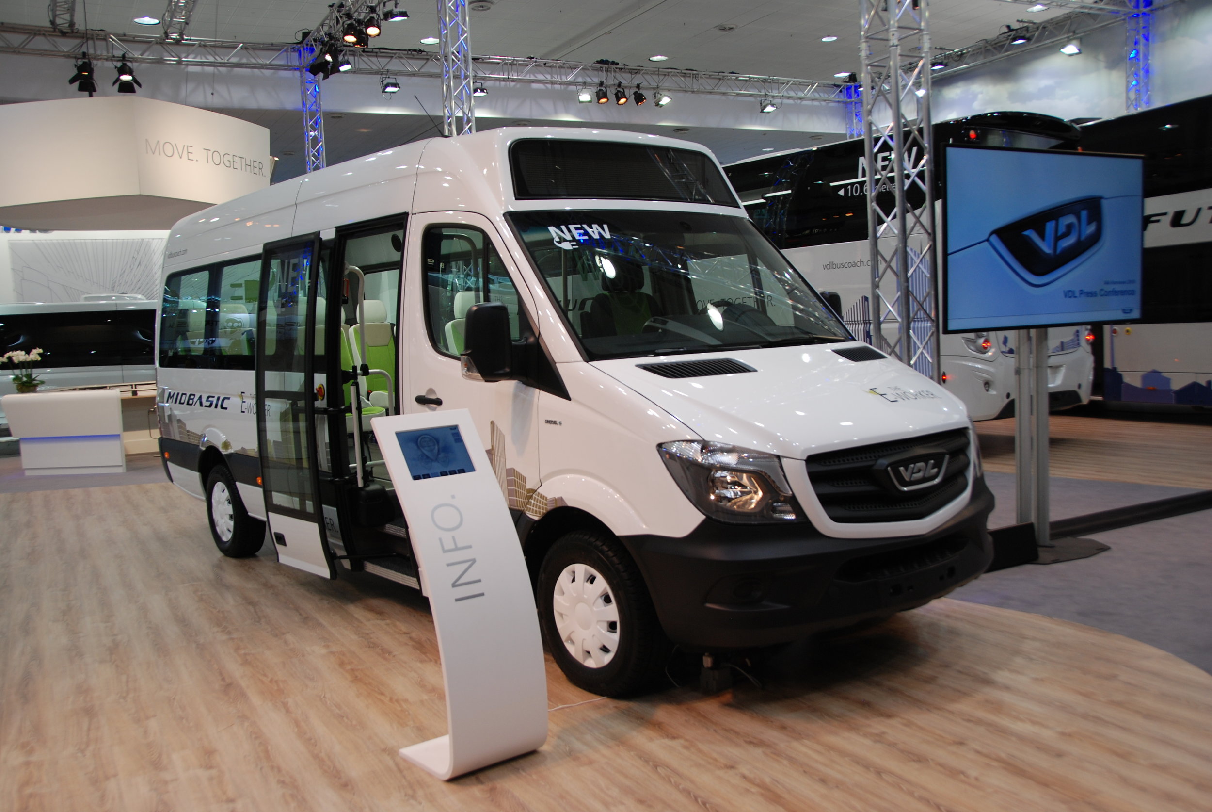 Společnost VDL se pochlubila jak novým městským vozem (jde vidět na jedné z fotografií výše), tak svým elektrobusem/minibusem VDL MidBasic Electric. (foto: Libor Hinčica)