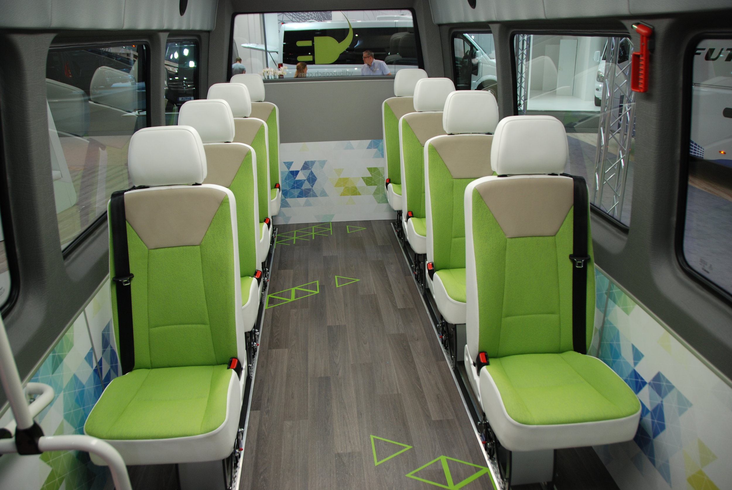 Zajímavě řešený interiér elektrobusu VDL MidBasic Electric. (foto: Libor Hinčica)