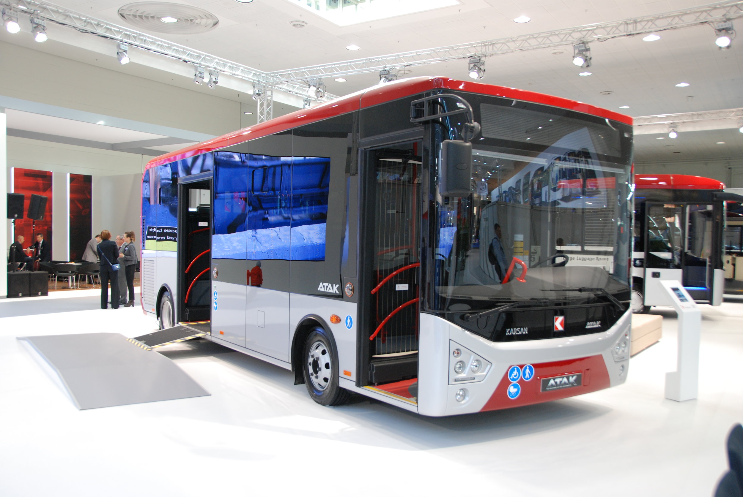 Městský autobus Karsak Atak tureckého výrobce. Turecké prezentace patřily k nejlépe zvládnutým v rámci veletrhu IAA, přestože pro našince se jedná o produkty takřka neznámé. (foto: Libor Hinčica)