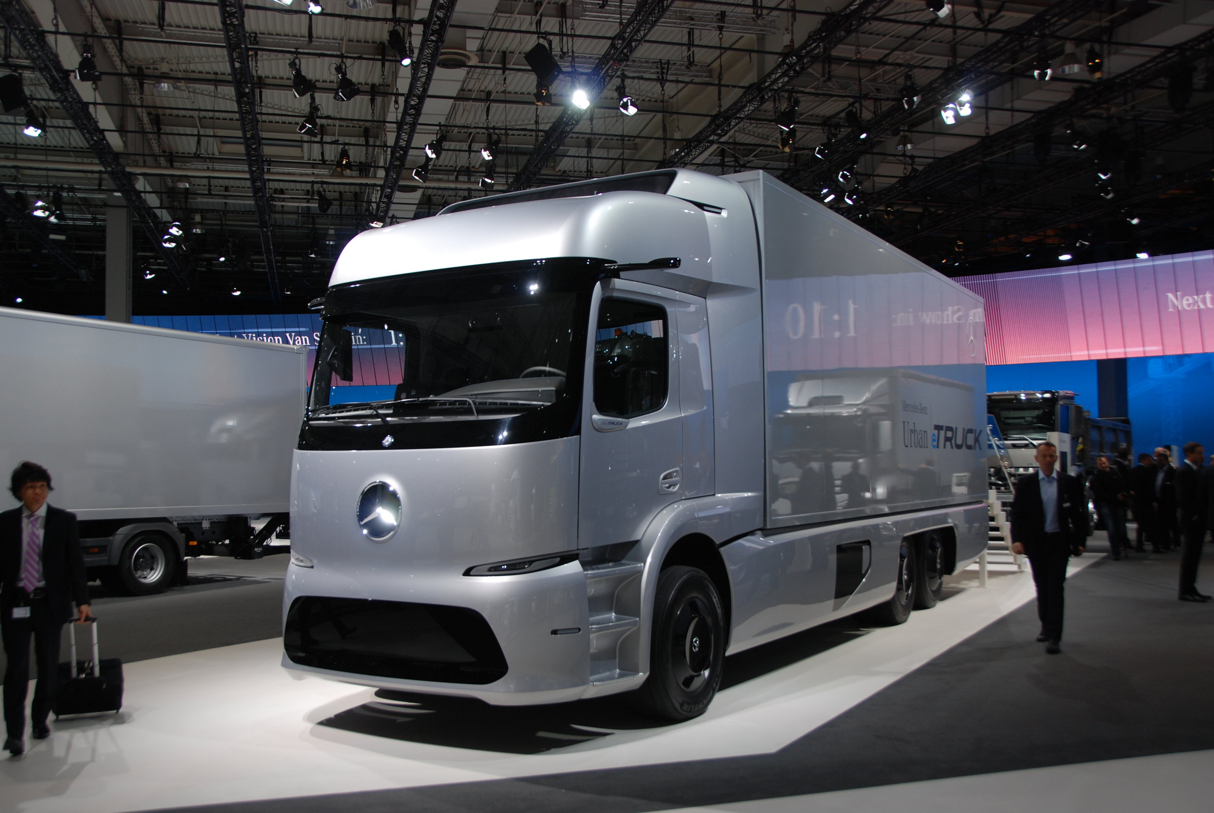 Elektrický nákladní automobil od Mercedesu zaujal absolutně tichou jízdou. Rešení by jistě mohlo nalézt cestu i na elektrický autobus. (foto: Libor Hinčica)