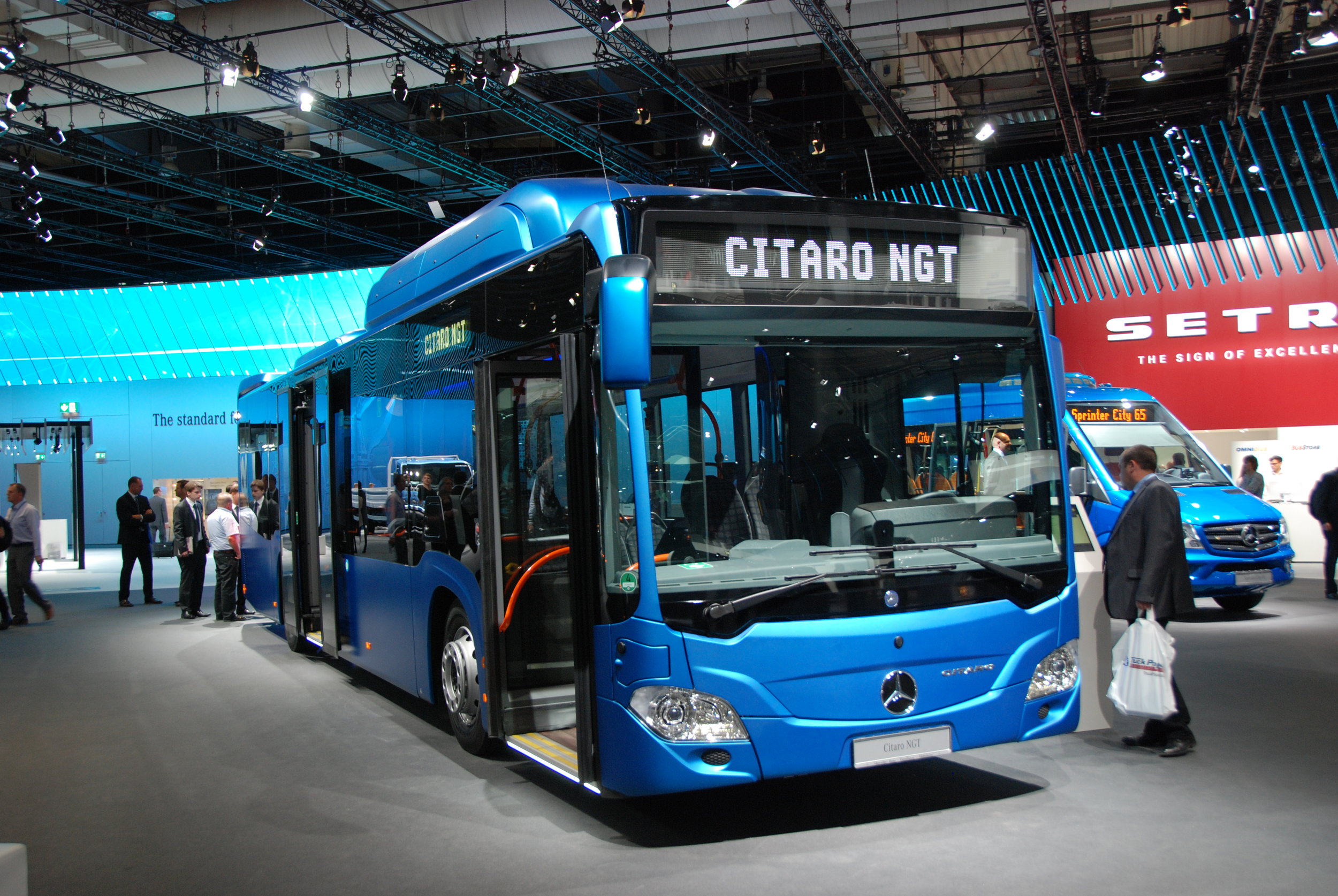 Chybět nemohlo ani plynové Citaro NGT, o kterém jste si mohli podrobně přečíst v čísle 1/2016. Premiéra modelu se však konala již o rok dříve a vůz tohoto typu byl již k vidění i na veletrhu Czechbus v Praze. (foto: Libor Hinčica)