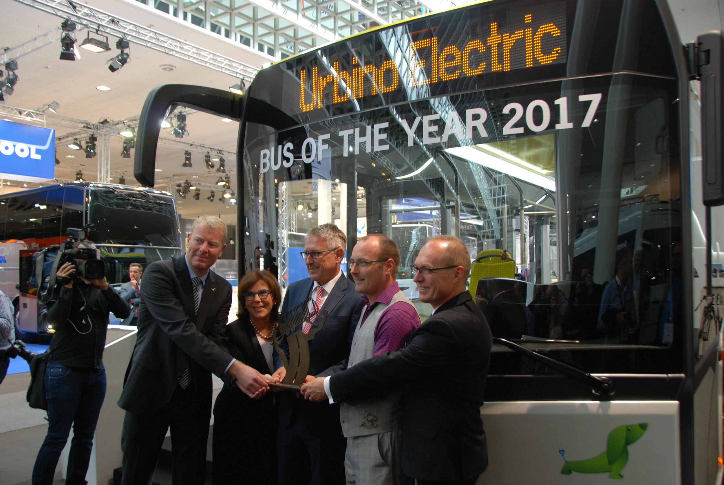 Zástupci společnosti Solaris a odborné komise soutěže Bus of the Year pózují se soškou před novináři a čelem elektrobusu Solaris Urbino Electric, které je držitelem tohoto titulu pro rok 2017. (foto: Libor Hinčica)