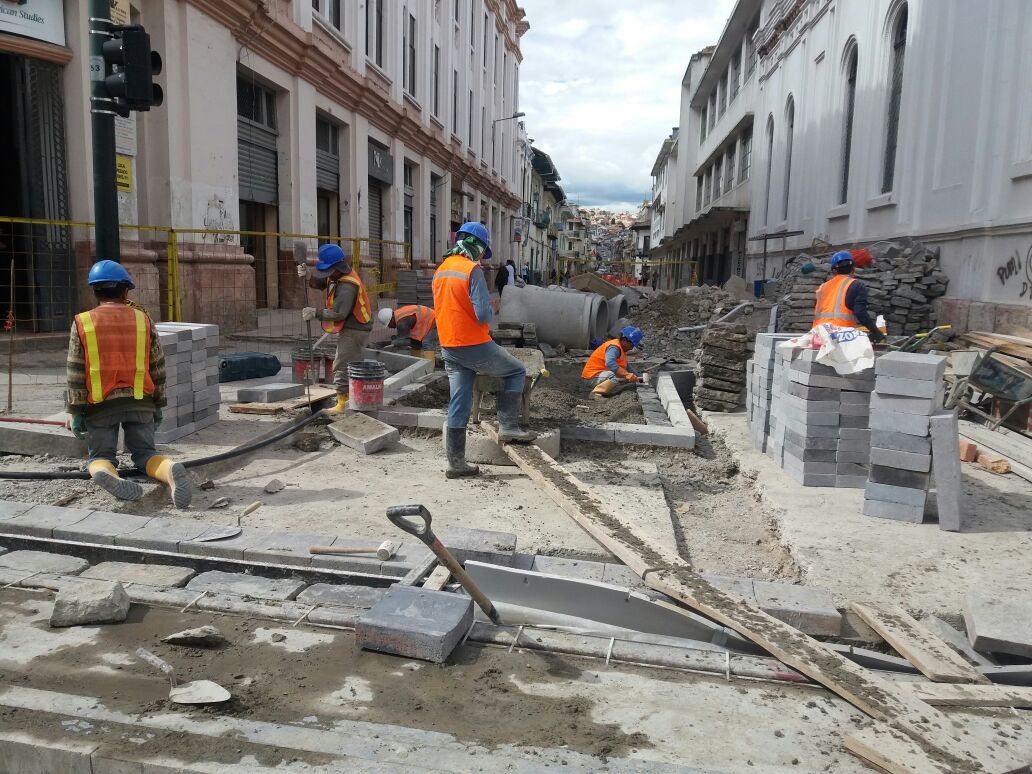 Stavební práce na ulici Gran Colombia v centru města v říjnu tohoto roku. (foto: Tranvía Cuenca)