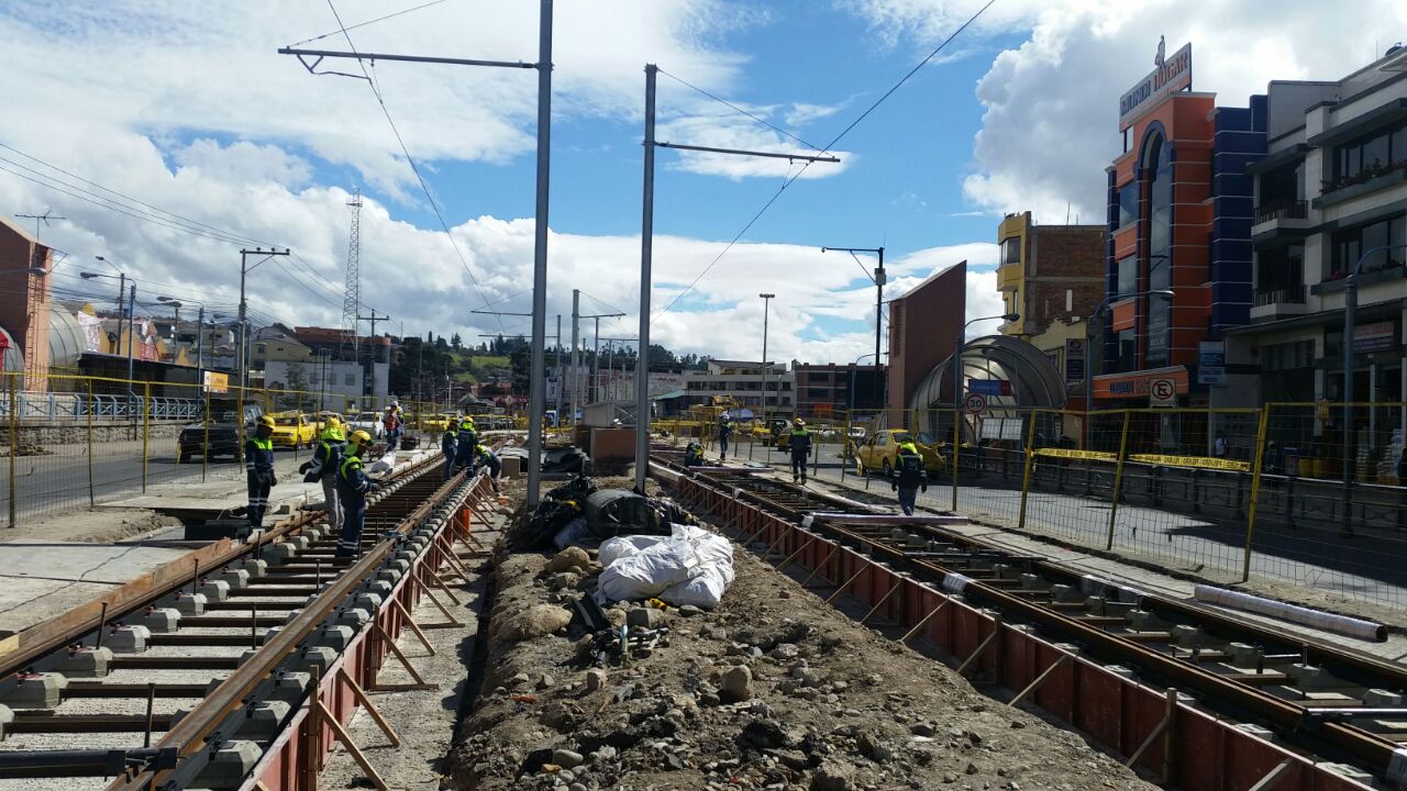 Na třídě De las Américas se na konci září 2016 pokračovalo v pokládce kolejí v místech, kde ještě nebyly. (foto: Tranvía Cuenca)