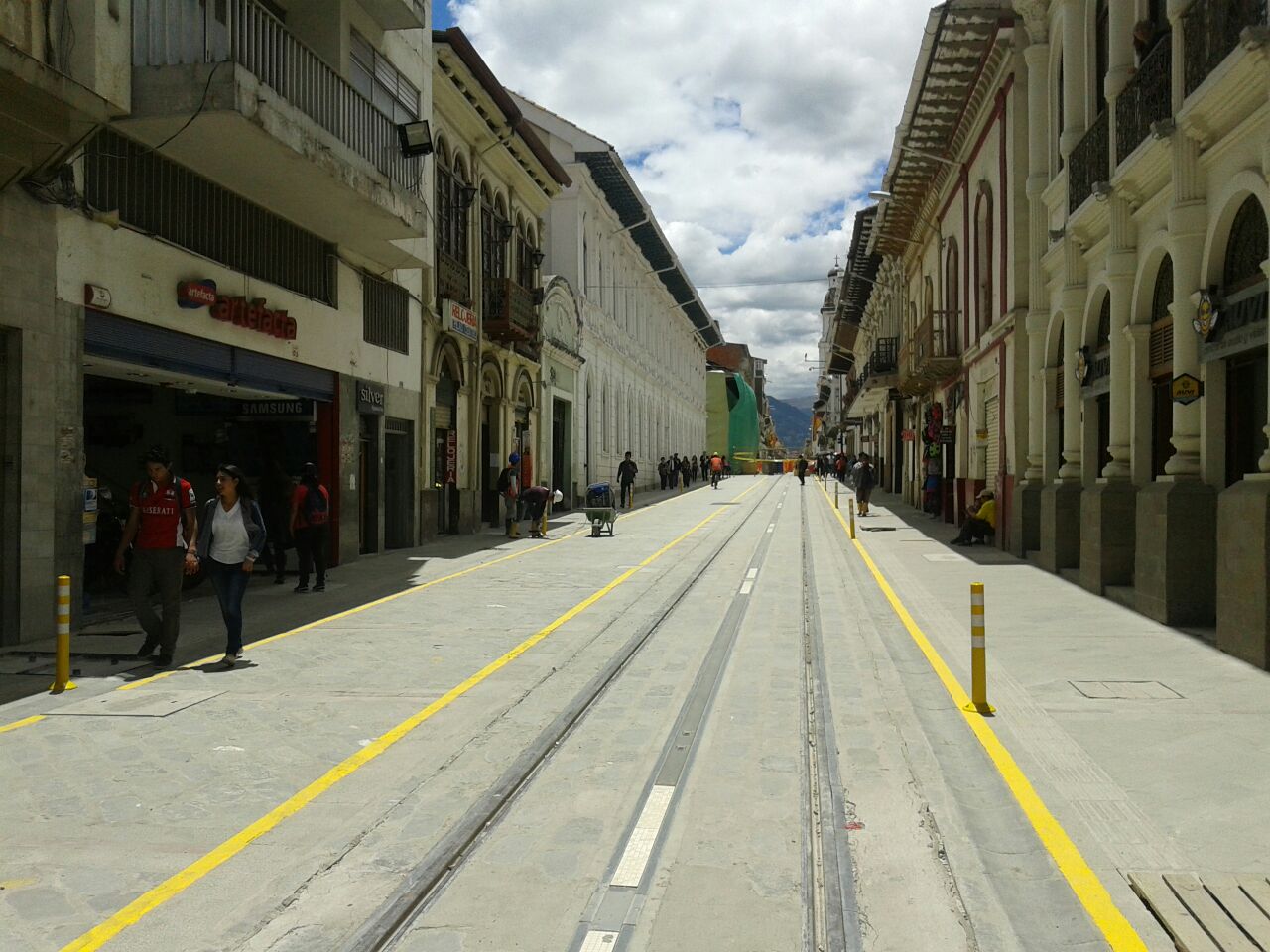 Dlouhá ulice Gran Colombia ještě jednou. Tentokrát s již osazenými výstražnými sloupky. (foto: Tranvía Cuenca)