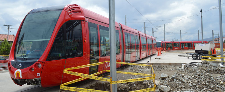 V době, kdy první vozidla dorazila do Cuency, bylo k dispozici jen několik set metrů kolejí v blízkosti budoucí vozovny. Od té doby sice další koleje přibyly, nicméně ne takovým způsobem, aby už mohly tramvaje poznávat i vzdálenější oblasti města. Je tedy třeba počkat do chvíle, kdy se jednotlivé dostavěné úseky začnou mezi sebou propojovat. (foto: Gobierno Autónomo Descentralizado Municipal del Cantón Cuenca)