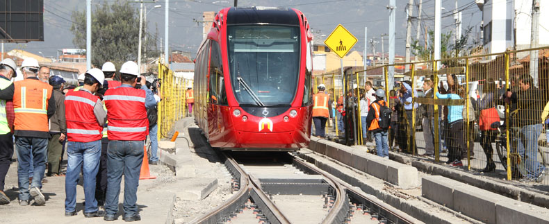 Ve městě způsobila tramvaj rozruch. Snímek z 23. října 2015 zachytil její první nesmělé kroky. (foto: Gobierno Autónomo Descentralizado Municipal del Cantón Cuenca)