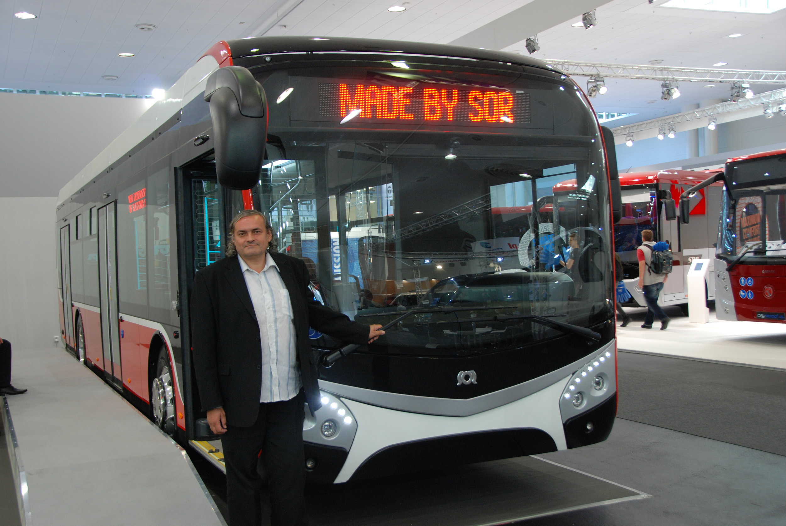 Patrik Kotas pózuje před svým posledním projektem - konceptem elektrobusu SOR. (foto: Libor Hinčica)