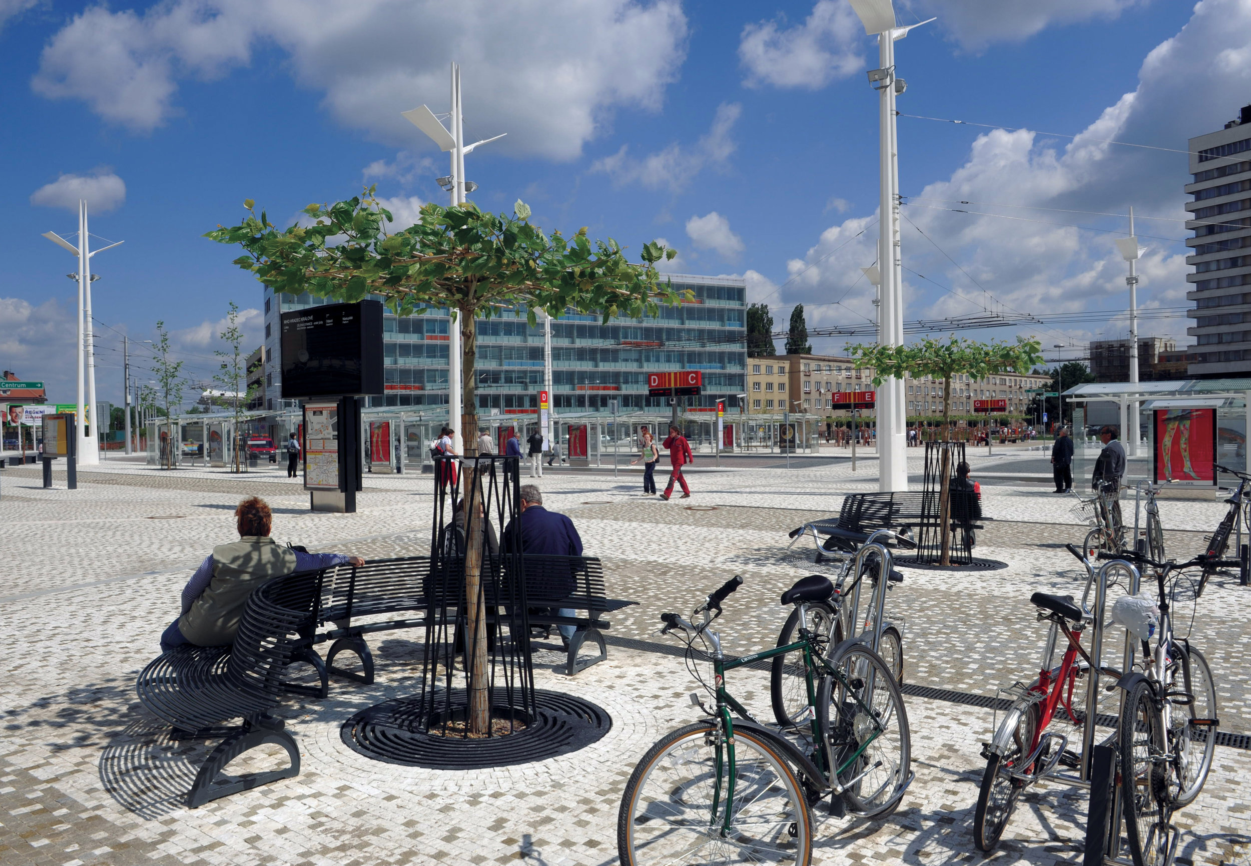 Riegrovo náměstí v Hradci Králové. Architektonické řešení od architekta Kotase značně změnilo podobu přednádražního prostoru. (foto: atelier Patrika Kotase)