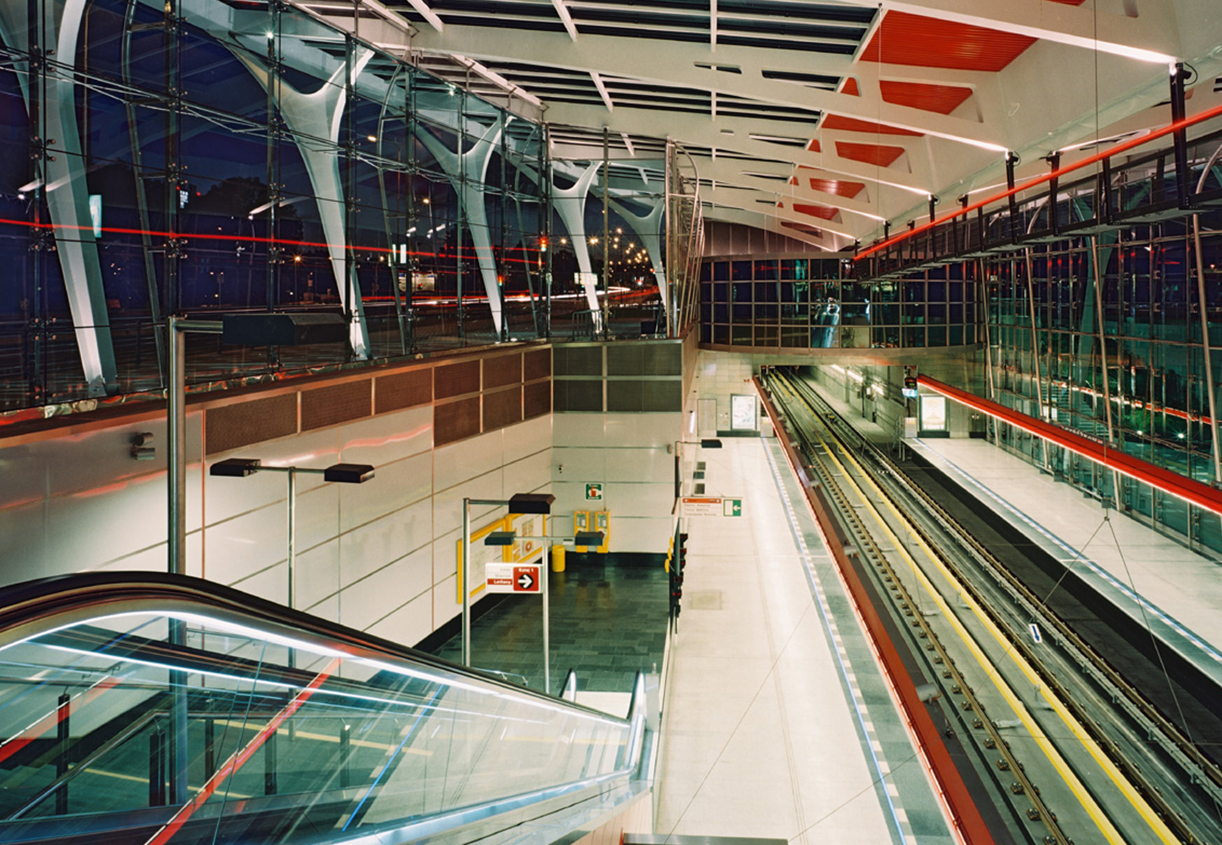 Hala stanice metra Střížkov. Metro je stále zahloubené pod povrchem země. Stavba však vystupuje nad povrch. (foto: atelier Patrika Kotase)