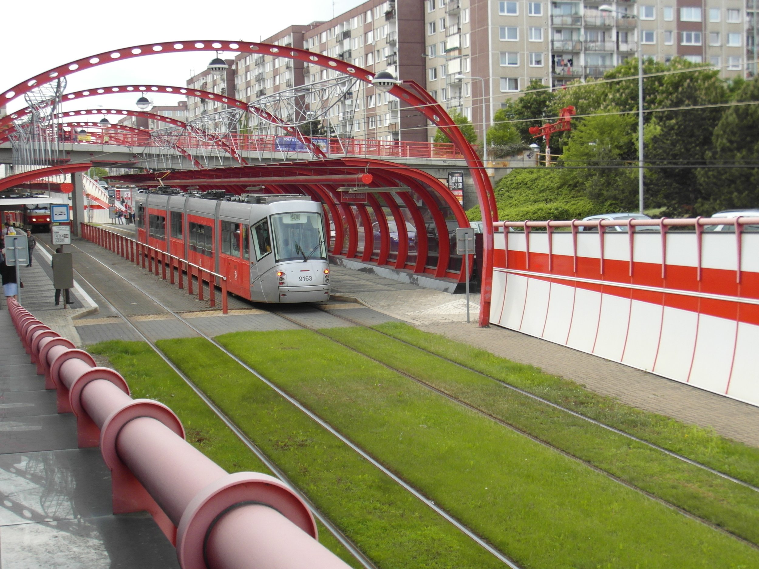 Zastávka Chaplinovo náměstí na tramvajové trati na sídliště Barrandov. Zastávky na tramvajové trati patří mezi nejvíce kritizované stavby architekta Kotase. (zdroj: Wikipedia.org)