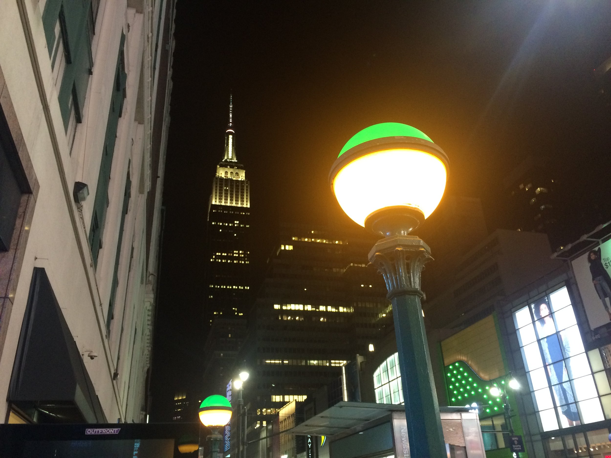 U vstupu do metra na 34St/Penn Station narazíte nejen na zelené lampy, ale také na osvětlenou budovu Empire State Building. (foto: Libor Hinčica)