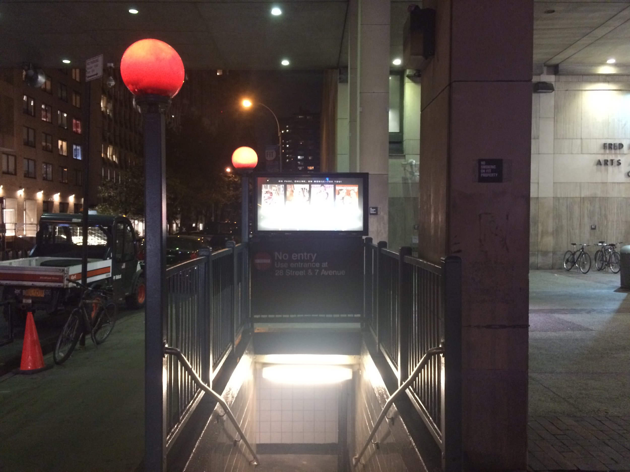 Starší provedení celočervené lampy na 28St. (foto: Libor Hinčica)