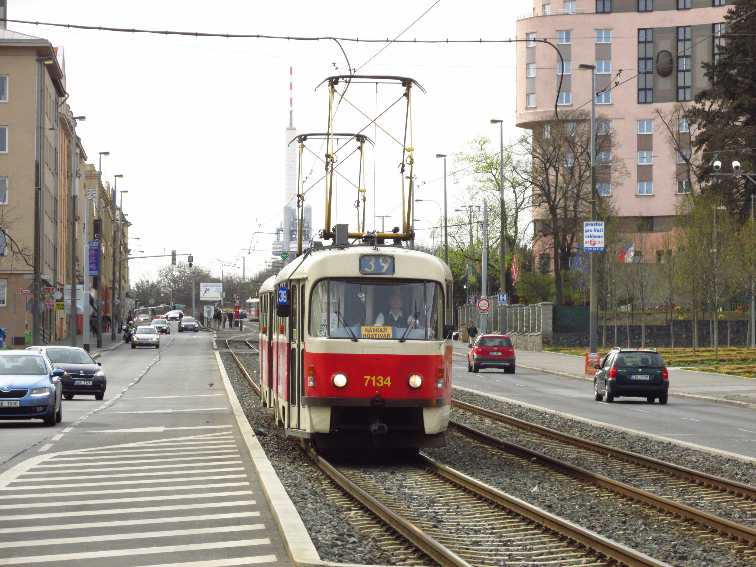 Souprava vozů T3SUCS ev. č. 7134+7115 zachycená nedaleko zastávky Vinohradské hřbitovy na jaře 2015. (foto: Ing. Filip Jiřík) 