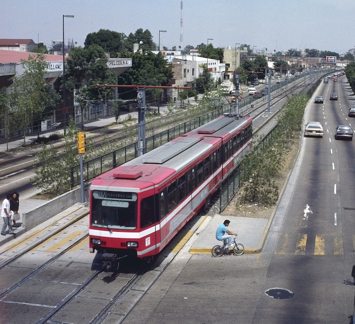 Podoba městské rychlodráhy na jihu města a vozidel na lince č. 1 zprovozněné v roce 1989. (zdroj: Wikipedia.org)