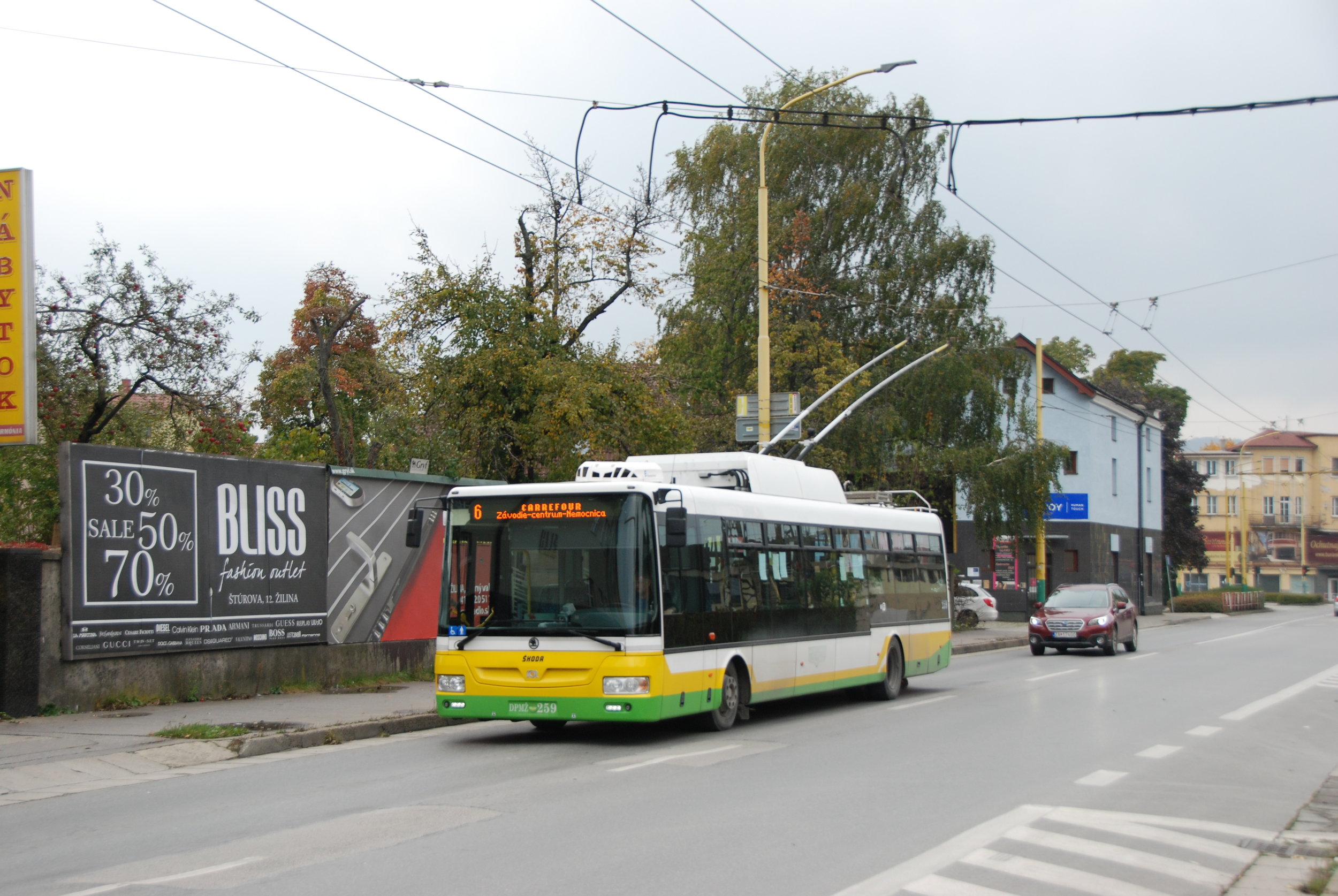 Žilina naposledy odebrala od Škodovky vozy Škoda 30 Tr a 31 Tr s karoserií výrobce SOR Libchavy. Nyní by však měla poprvé odebrat vozy s karoserií polského Solarisu. Od zahájení spolupráce mezi Škodou Electric a SORem je to poprvé, co na Slovensko míří trolejbusy s jinou mechanickou částí než od libchavské společnosti. (foto: Libor Hinčica)
