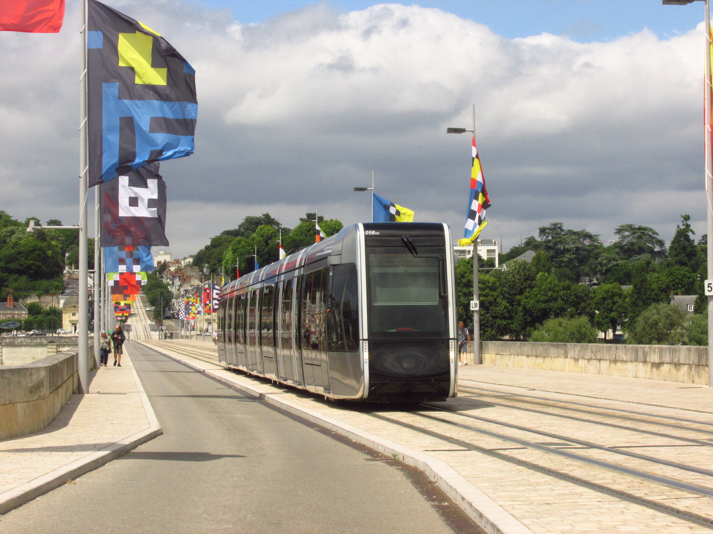 Most Pont Wilson s jediným jízdním pruhem a tramvajovou tratí se spodním přívodem proudu. Povrch je nově proveden ve světlé přírodní dlažbě. (foto: Ing. Filip Jiřík)