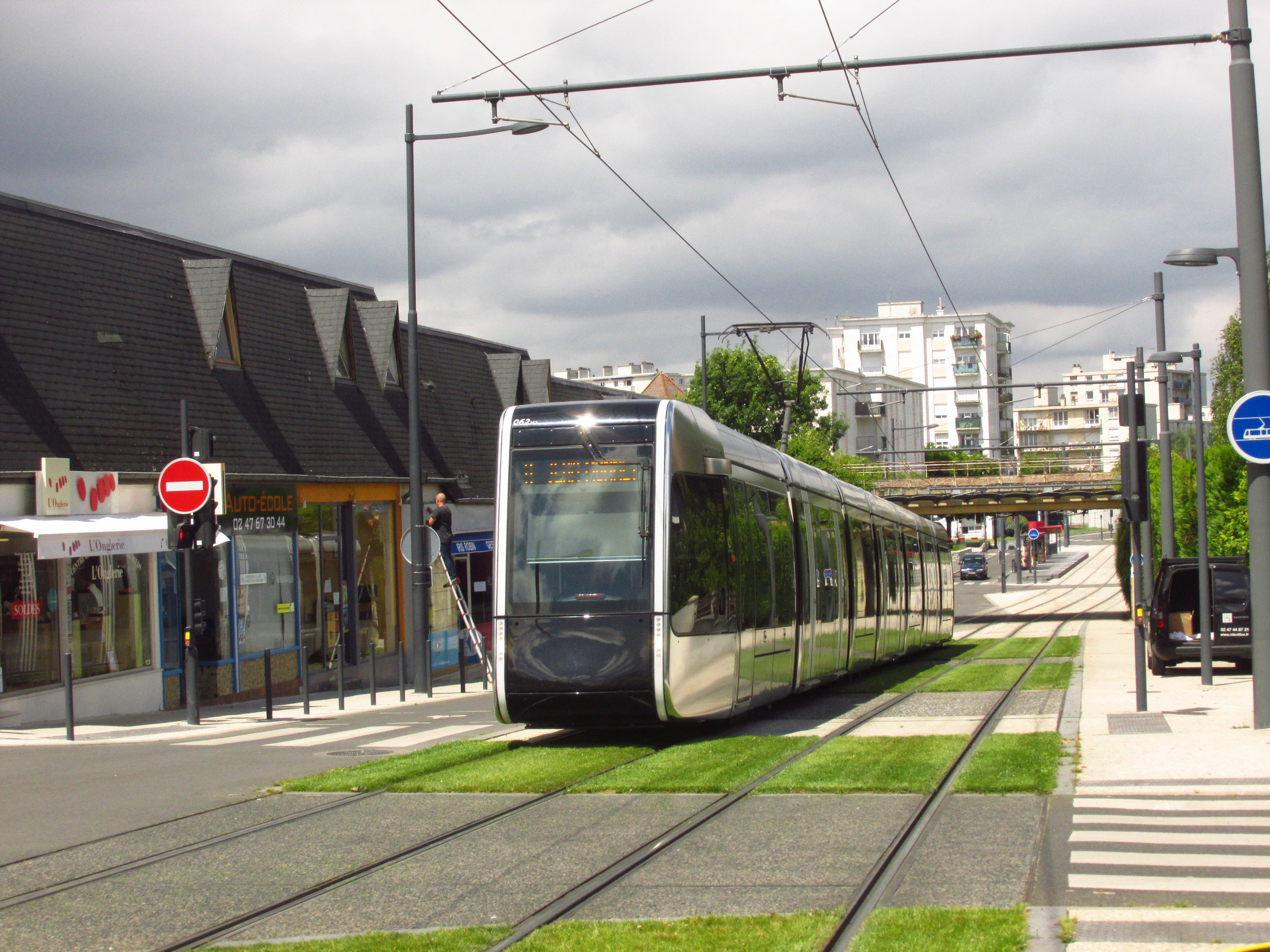 Mimo centrum využívají tramvaje v Tours tradiční trolejové vedení a většina tratí je zatravněna. Snímek byl pořízen poblíž zastávky Republique. (foto: Ing. Filip Jiřík)