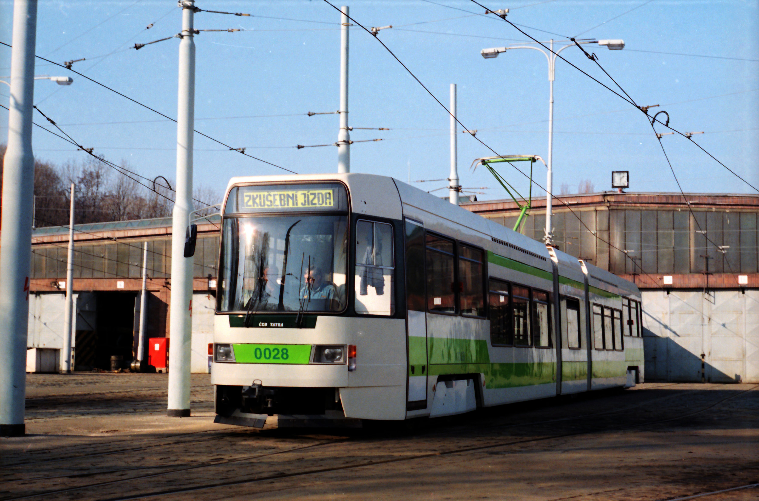Normal
0
21
false
false
false
CS
X-NONE
X-NONE
Prototyp tramvaje RT6N1 vyfotografovaný 11. 3. 1994 ve vozovně Motol. (foto: Jan Horský)