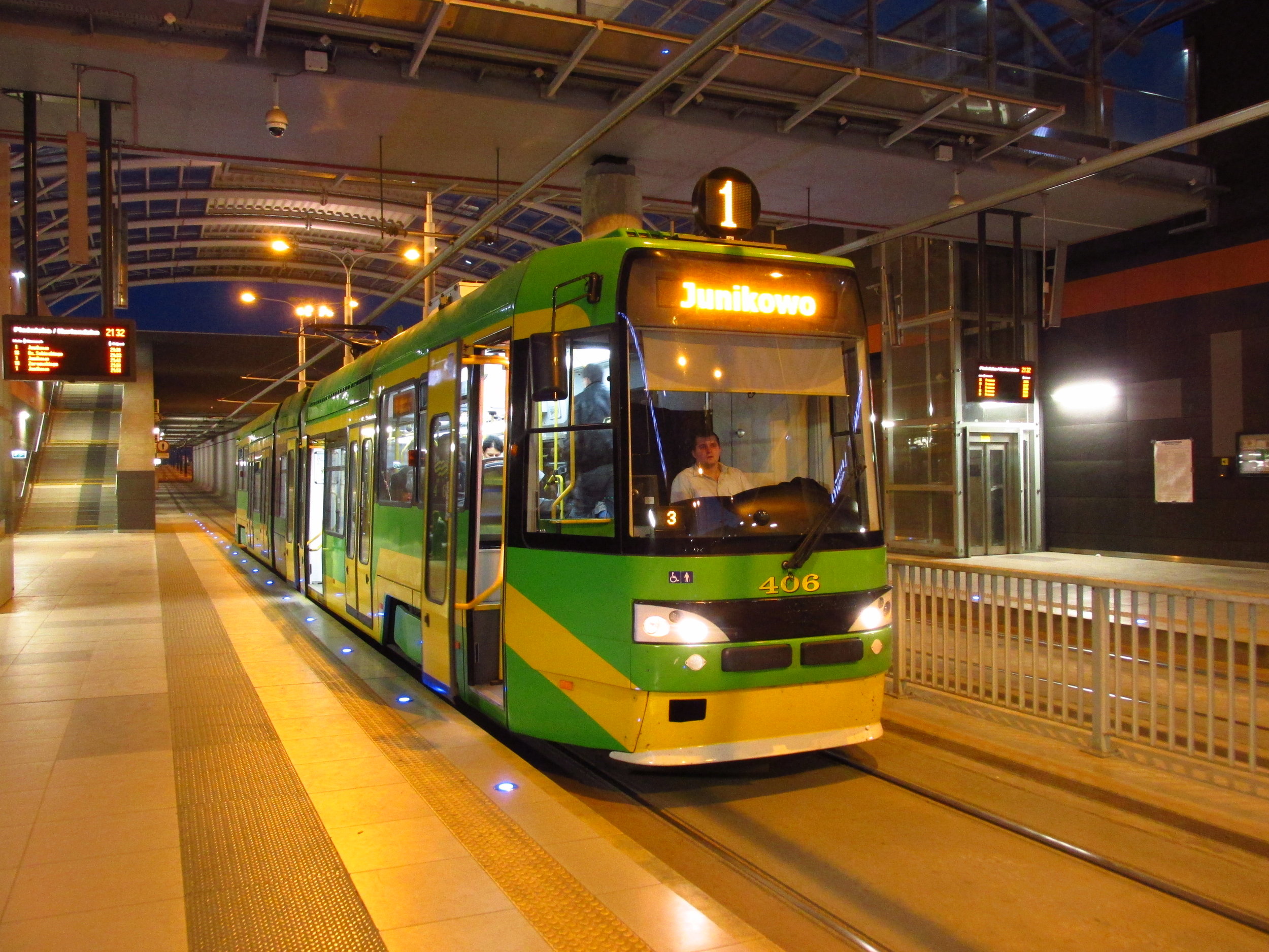 Normal
0
21
false
false
false
CS
X-NONE
X-NONE
Poznaňský vůz RT6 MF 06 AC vzniklý úpravou tramvaje RT6N1 působí dne 22. 5. 2015 na nové podpovrchové stanici velmi moderně. (foto: Ing. Filip Jiřík)