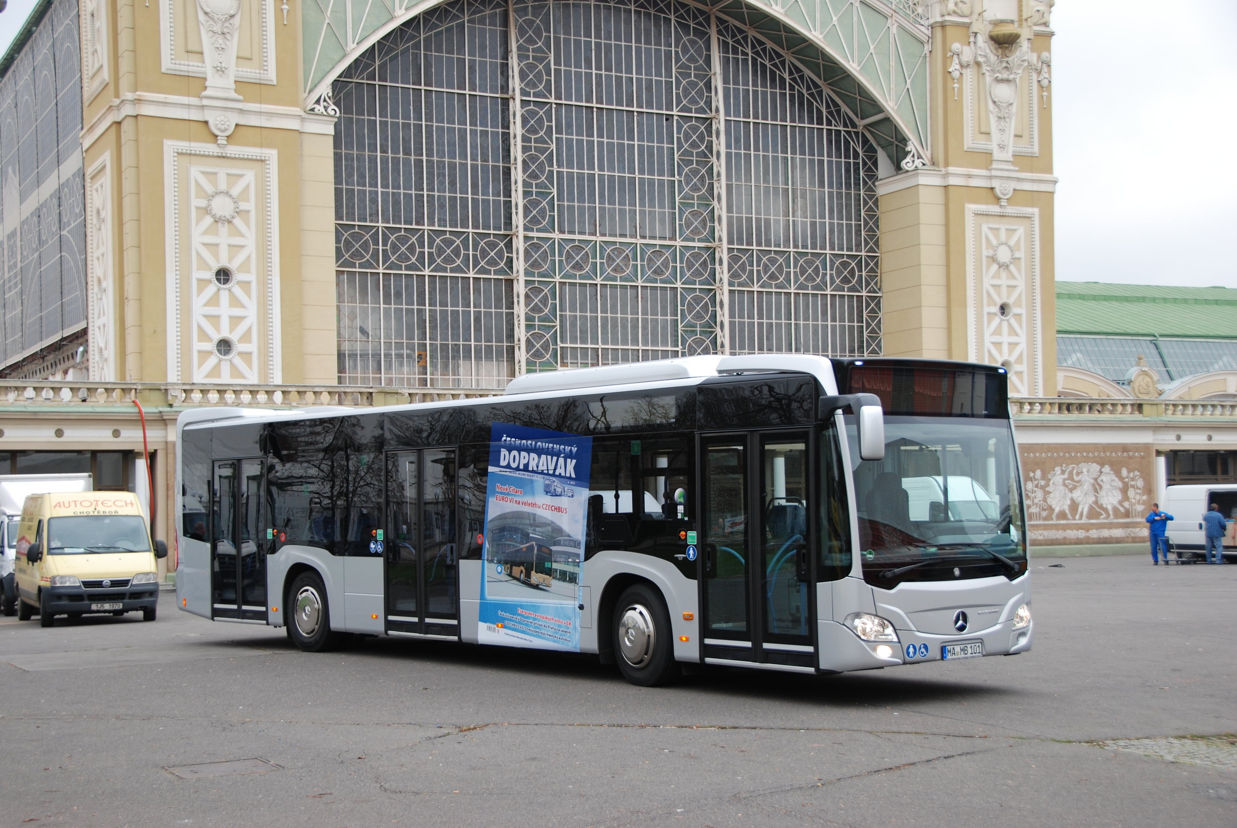 Československý Dopravák se veletrhu účastní pokaždé od roku 2011 také s vlastním stánkem. V roce 2013 byla zahájena spolupráce se společností EvoBus a vznikl první společný stánek. Na něm se prezentovalo Nové Citaro. Také letos bude časopis vystavovat na společném stánku PK 5 v Pravém křídle Průmyslového paláce. Těšit se můžete například na Nové Conecto G. (foto: Libor Hinčica) 