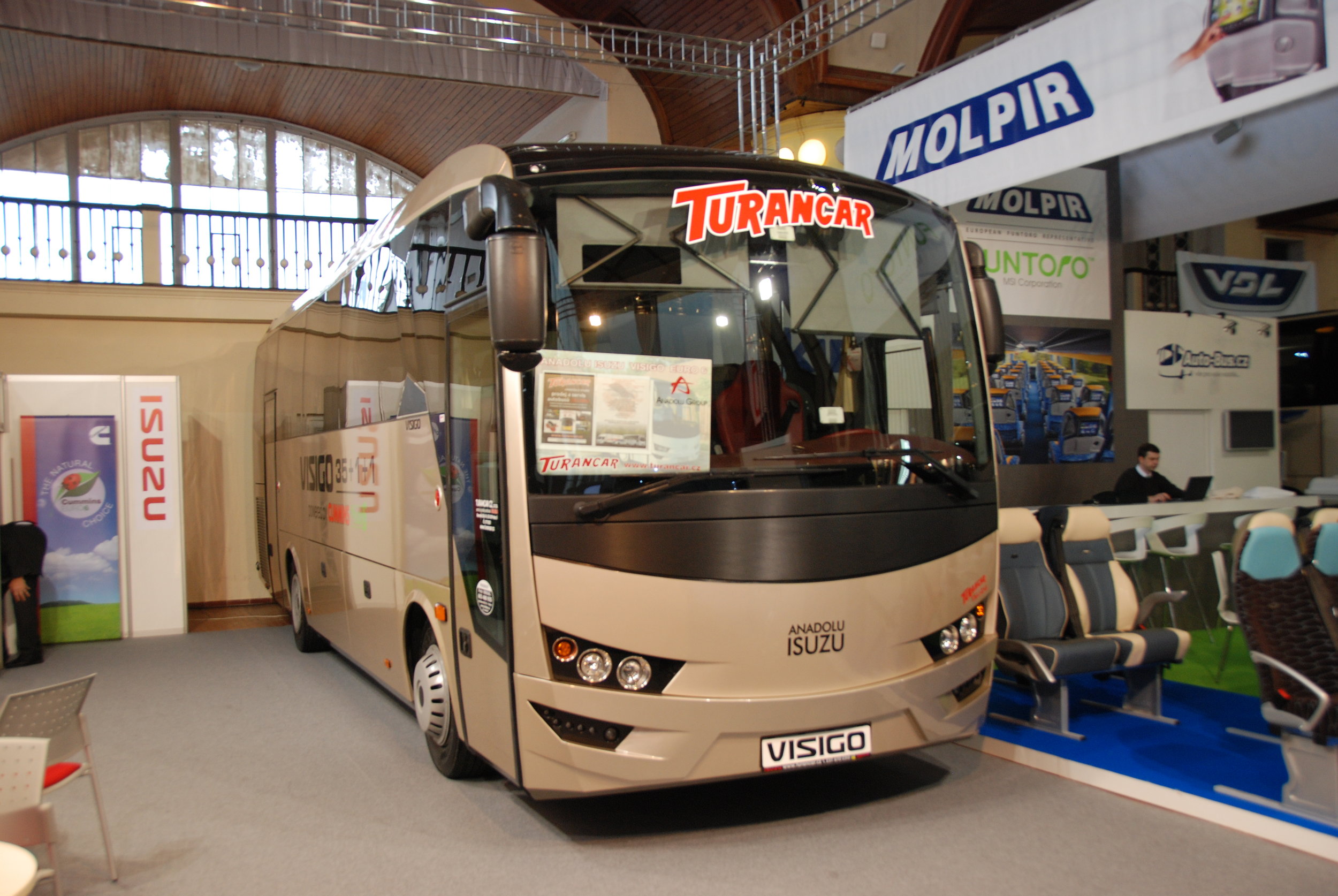 Jedním z významných partnerů veletrhu je i společnost Turancar, která stojí za prodejem autobusů značky ISUZU v České republice (a na Slovensku). Jednalo se o jednu z prvních firem, která se na veletrh v roce 2011 přihlásila. Snímek však pochází z loňského Czechbusu a představuje vůz Visigo. (foto: Libor Hinčica) 
