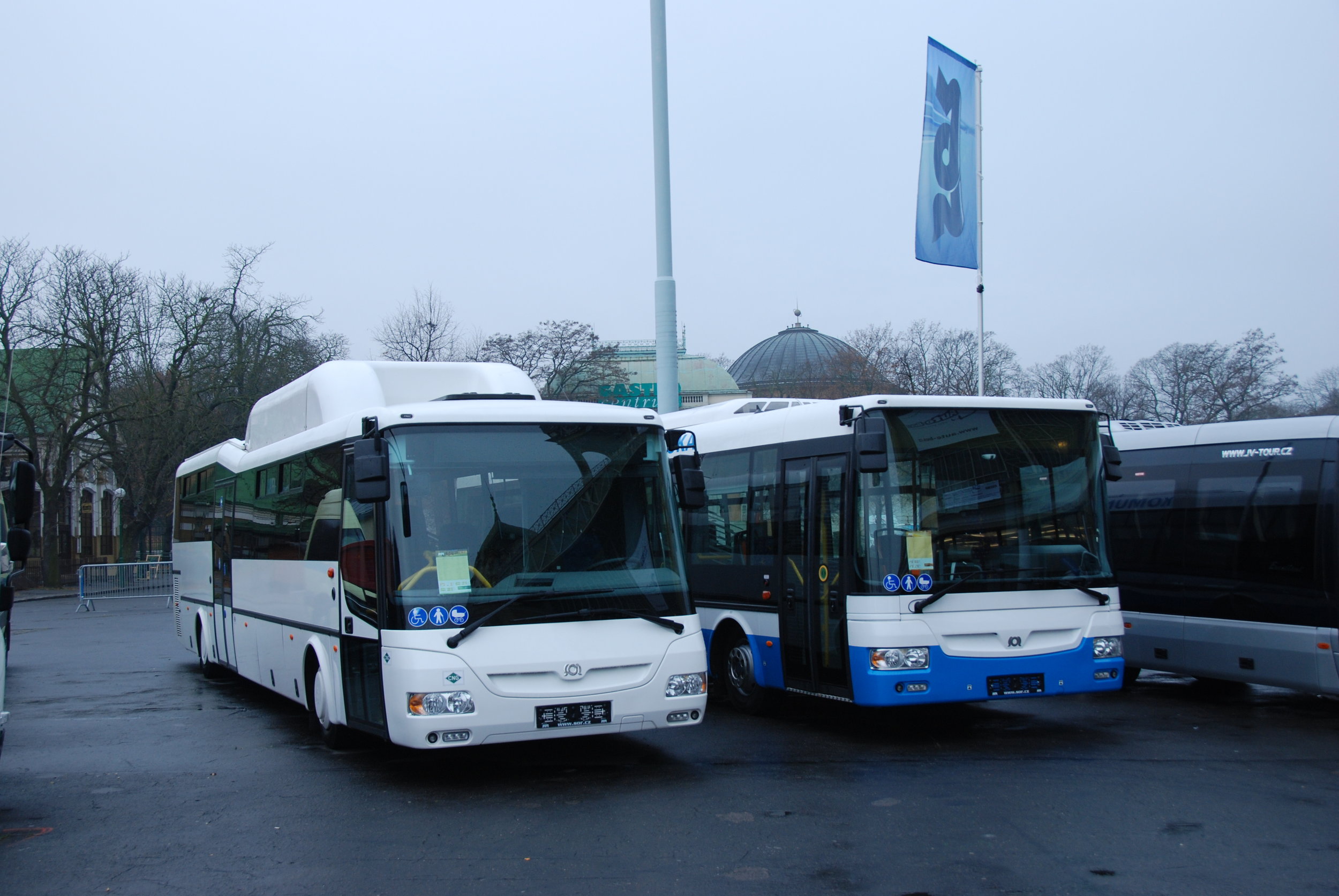Řada autobusů je vystavována také na venkovní ploše veletrhu. Zde se díváme na dvojici autobusů z produkce SORu (SOR CN 12 a SOR NB 12 CITY). Letos by měl výrobce z Libchav přivézt novinku v podobě nového konceptu elektrobusu, s nímž se mohla veřejnost seznámit poprvé v Hannoveru v září letošního roku. (foto: Libor Hinčica) 