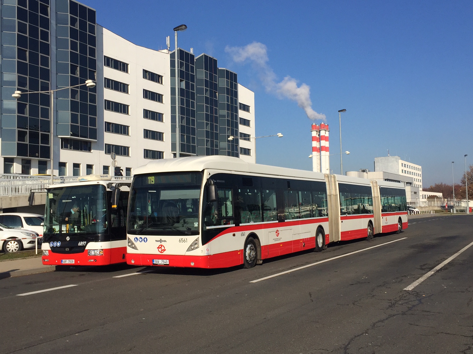 Tříčlánkový Van Hool byl opatřen polepy v červeném laku. (foto: DPP)