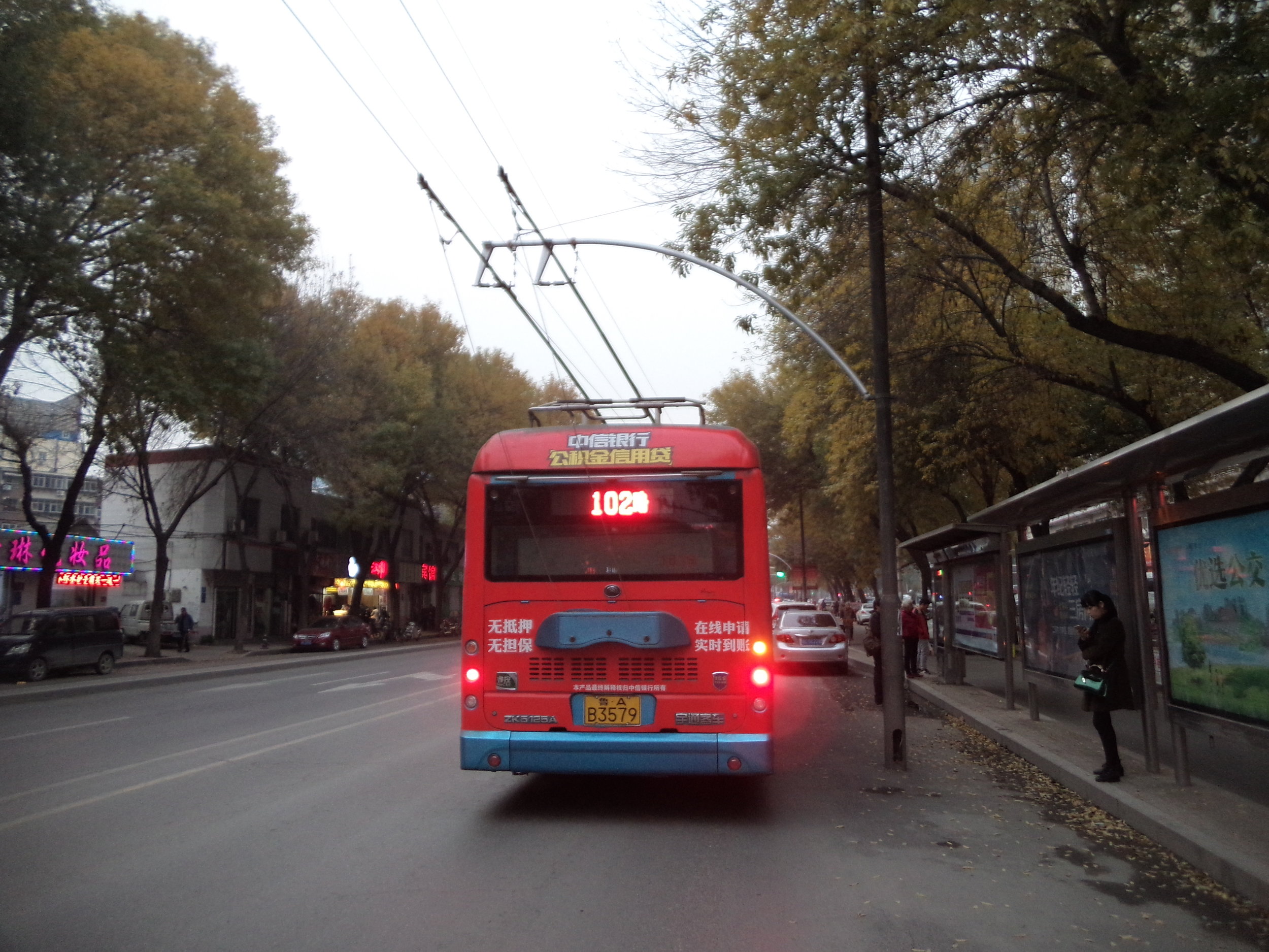 Trolejbus linky č. 102 v západním sektoru města, jmenovitě na ulici Nanxinzhuang. 