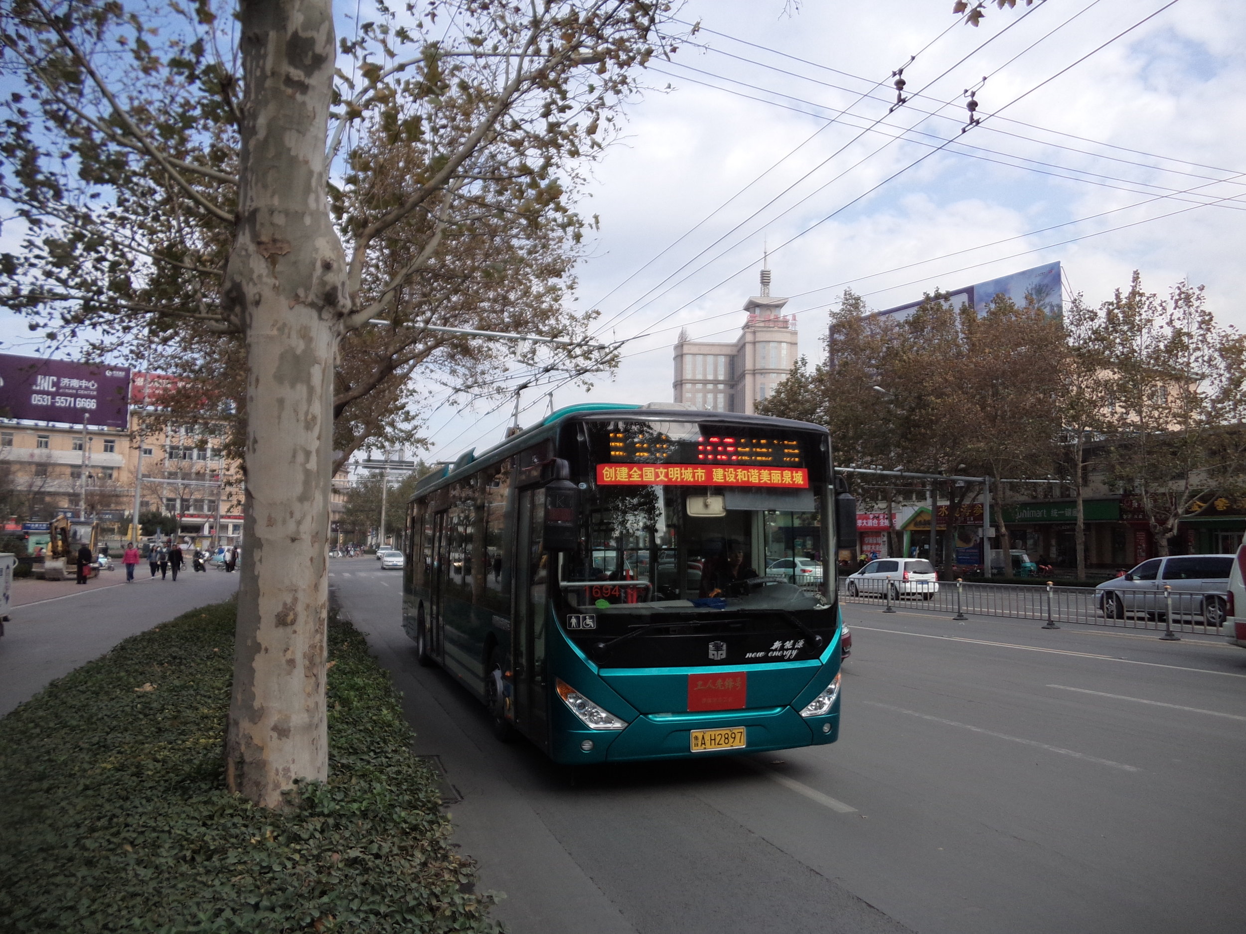 Trolejbus linky č. 103 na ulici Lishan Lu.
