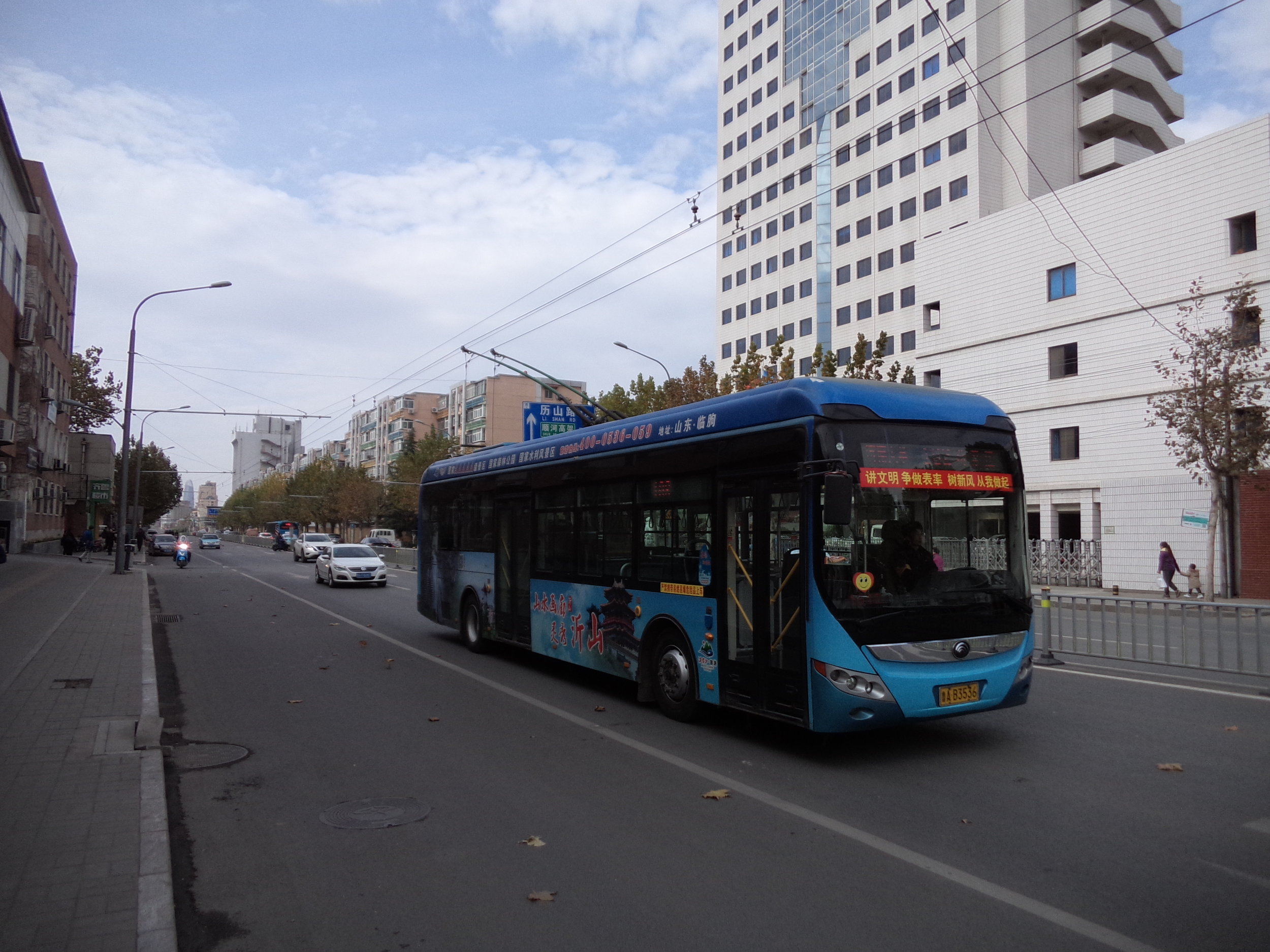 Ťinanské trolejbusy hýří barvami. Zde jeden z vozů na lince č. 102, a to na ulici Heping Lu. 
