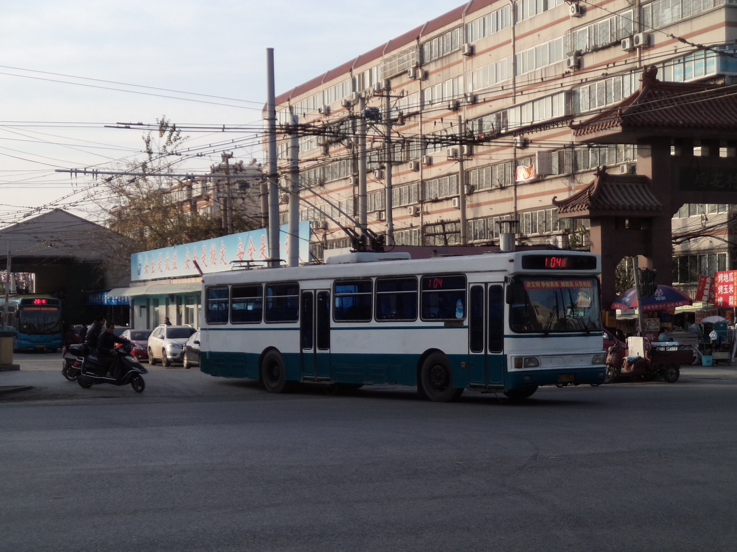 Tatáž vozovna ještě jednou, tentokrát ovšem s výjezdem trolejbusu staršího typu na linku č. 104. 