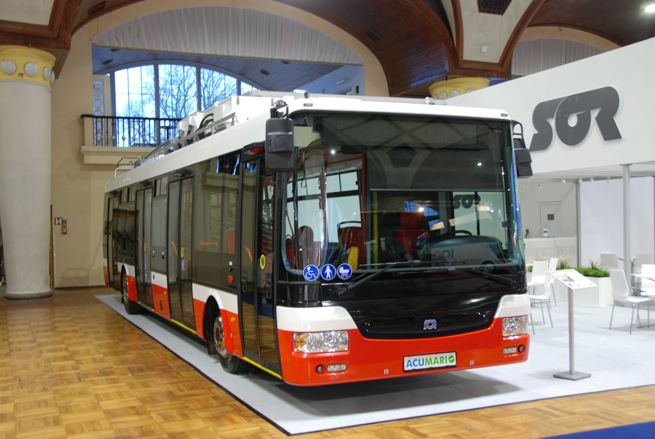 Trolejbus SOR TNB 12 pojmenovaný jako "ACUMARIO" na veletrhu CZECHBUS 2016. Blíže se budeme tomuto netradičnímu vozidlu věnovat v tištěné verzi časopisu. (foto: Libor Hinčica)