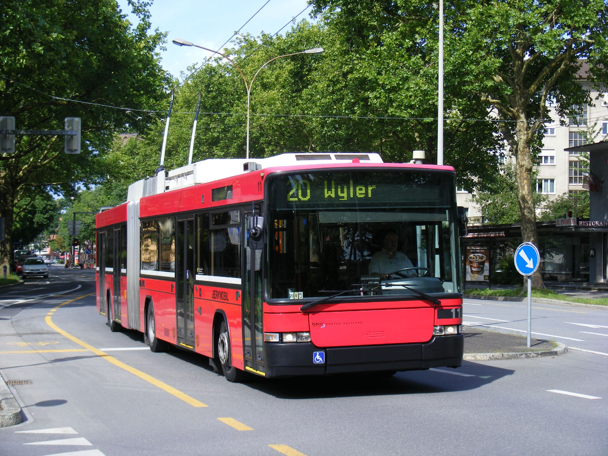 Dnes na trolejbusových linkách slouží 20 vozů Swisstrolley 2. (zdroj: Wikipedia.org)