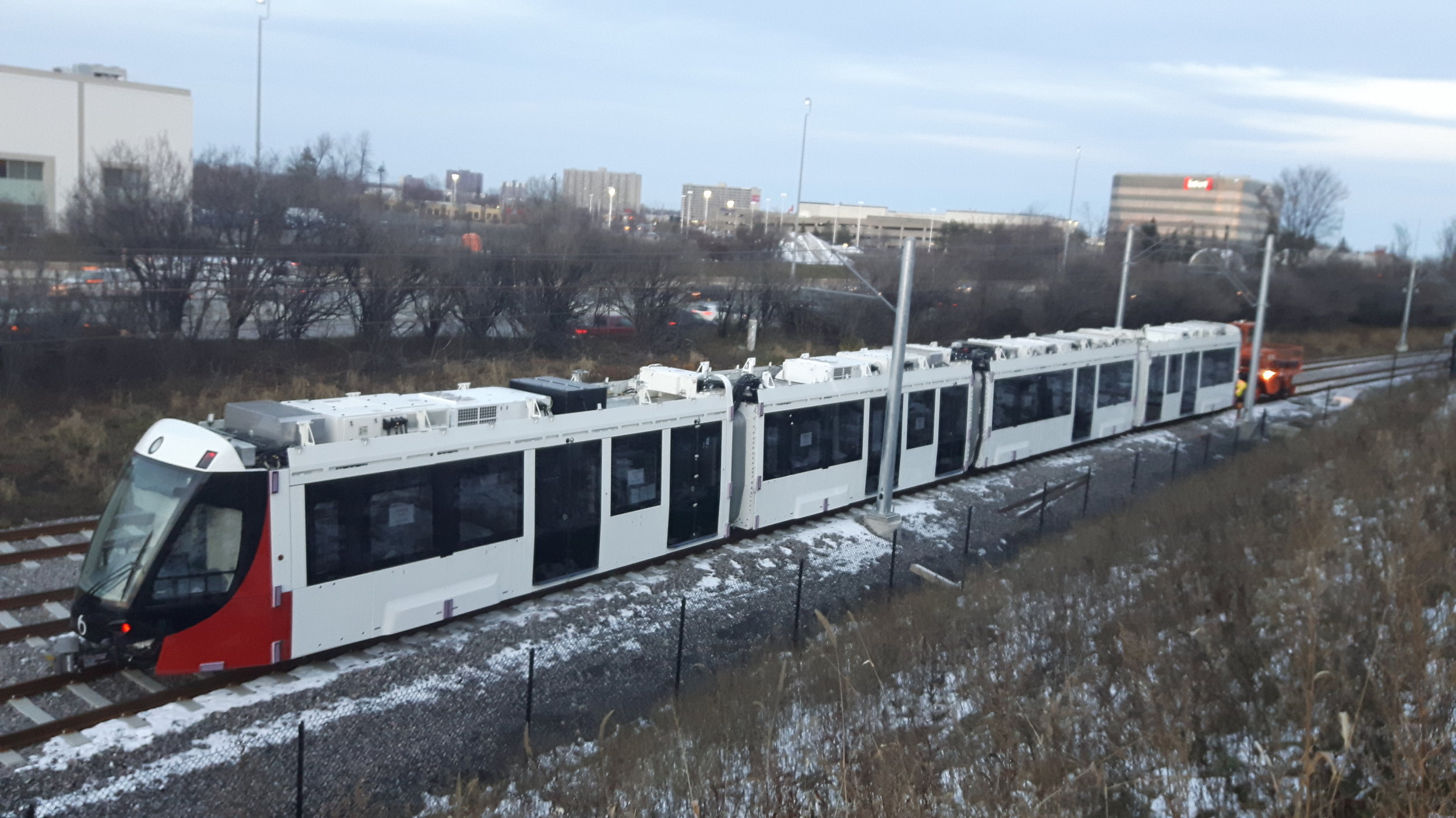 První z tramvají Alstom Citadis Spirit na trati v Ottawě. (foto: Alstom)