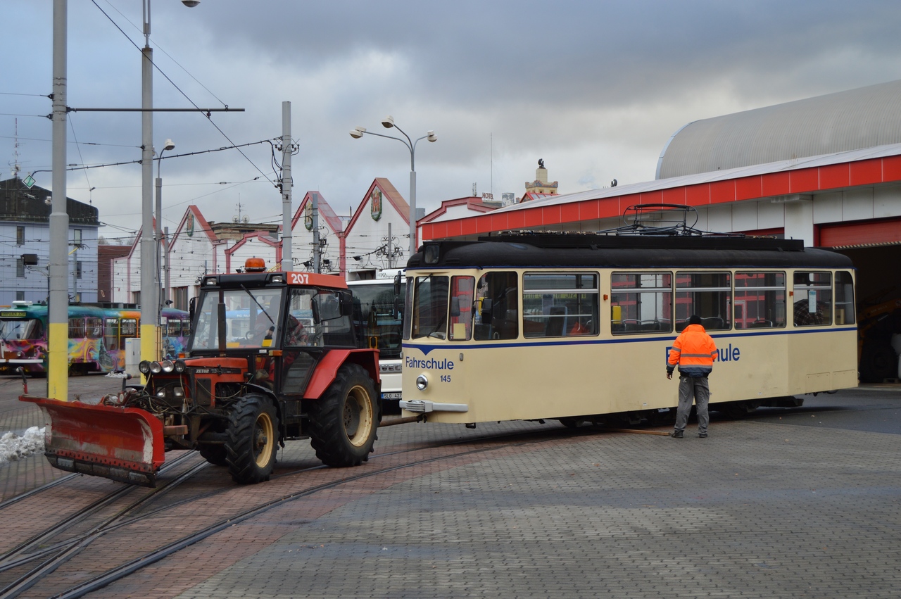 Tramvaj T2-64 je zatlačována na odstavnou kolej v hale liberecké vozovny. (foto: Zdeněk Mazánek)