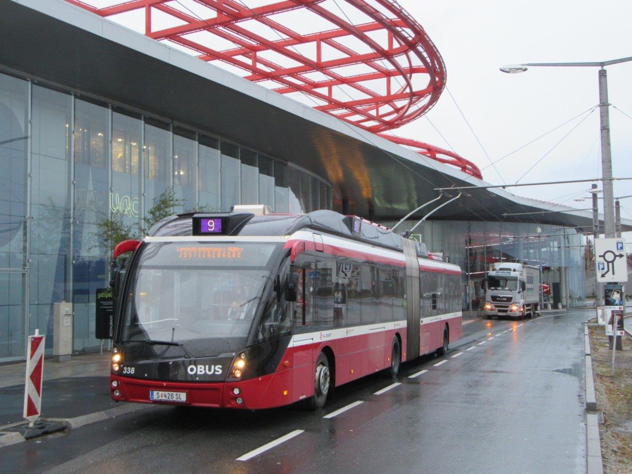 Trolejbus Solaris Trollino 18 AC v designu MetroStyle na konečné Europark první den provozu nové linky. (foto: Gunter Mackinger)