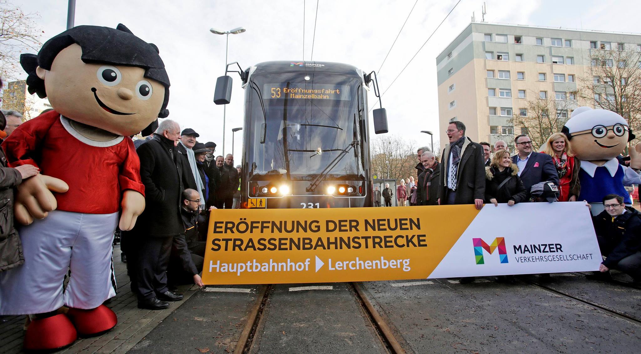 Otevření nové tramvajové tratě v Mainzu dne 11 12. 2016 o délce 9,2 km. Pro provoz na nové lince byly pořízeny tramvaje Stadler Variobahn. (foto: MVG Mainz)