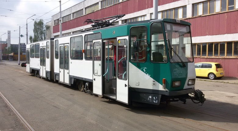 První tramvaje KT4DC byly do Prahy na opravu přivezeny v květnu 2016. (foto: Jaroslav Janda, DPP)