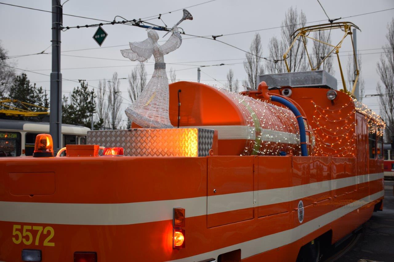 Tramvaj se vyznačuje také nezvyklou vánoční výzdobou. (foto: DPP) 