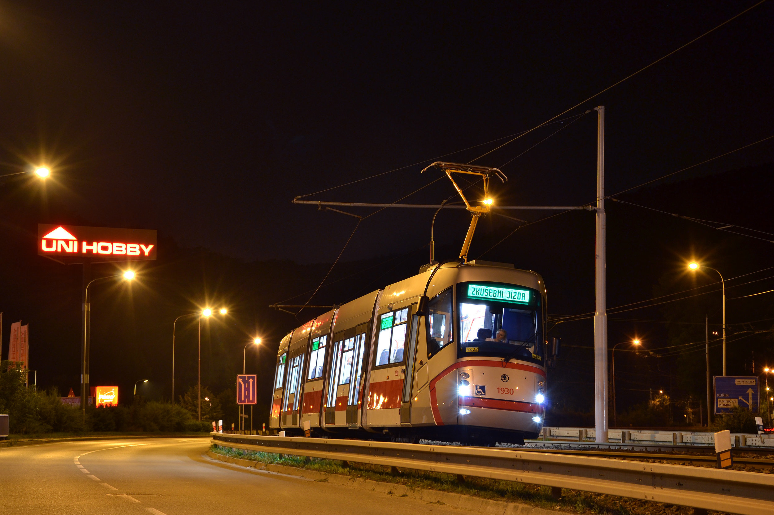 Pokřtěno bude celkem 19 tramvají Škoda 13T. Křest se nebude týkat jediného vozu - ev. č. 1930 (na snímku), který získal své jméno Bohuslav Fuchs již v říjnu 2016. (foto: Ing. Jiří Černý)
