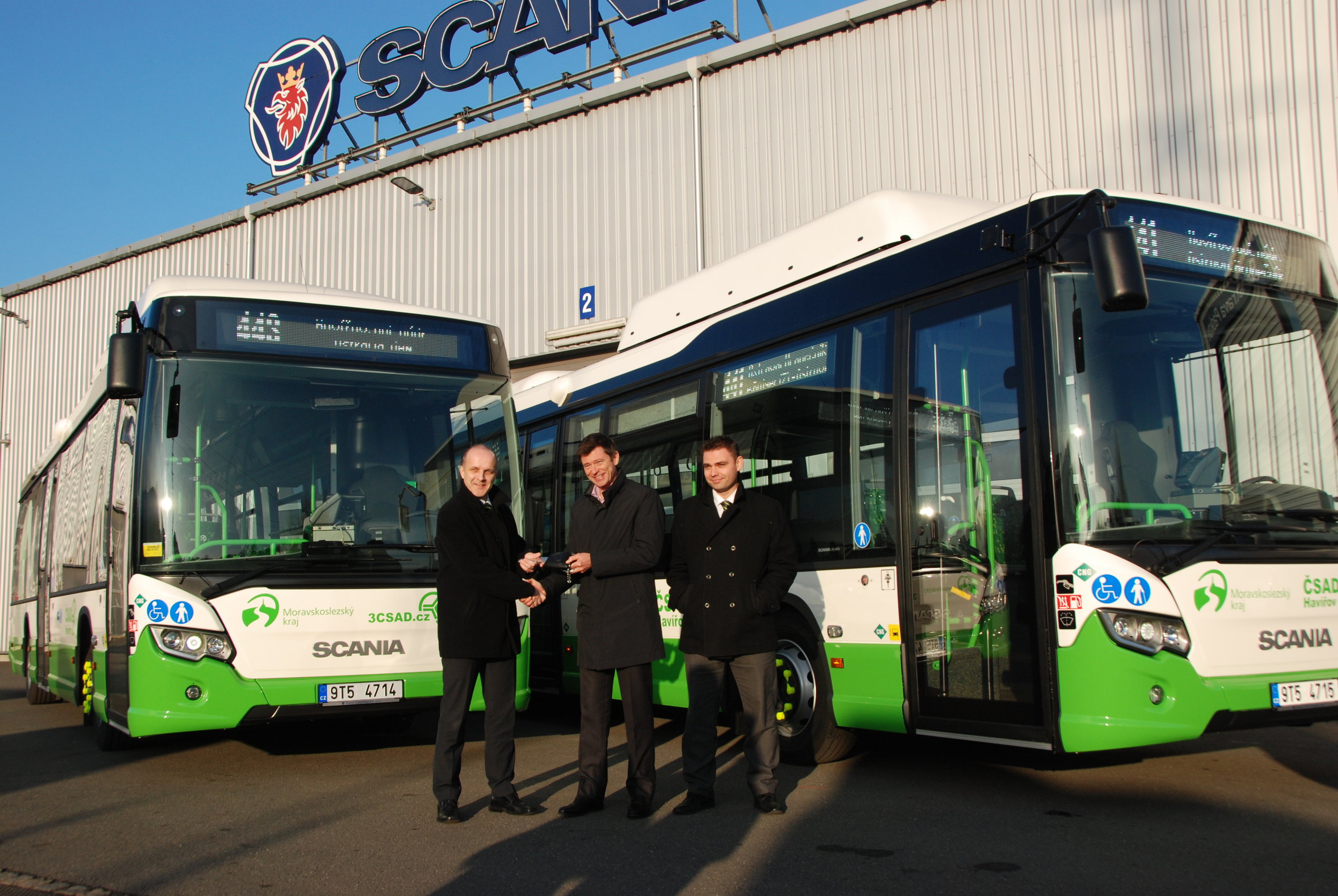 Ing. Tomáš Vavřík, MBA, generální ředitel skupiny 3ČSAD, přebírá symbolický klíč od nových autobusů Scania z rukou generálního ředitele Scania CER Jamese Armstronga. (foto: Libor Hinčica)